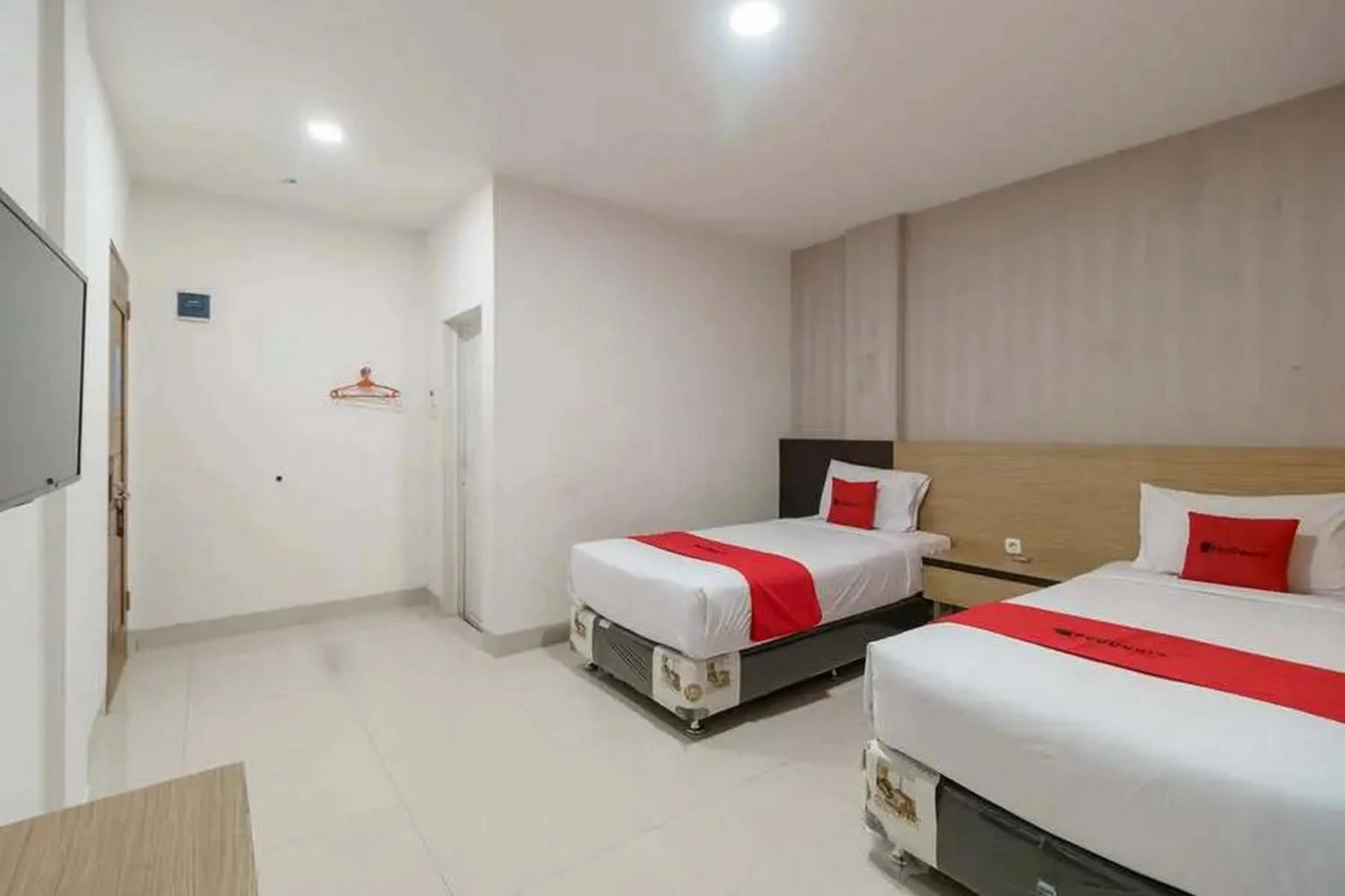Bedroom, Bed in RedDoorz Plus @ Cemara Asri Medan