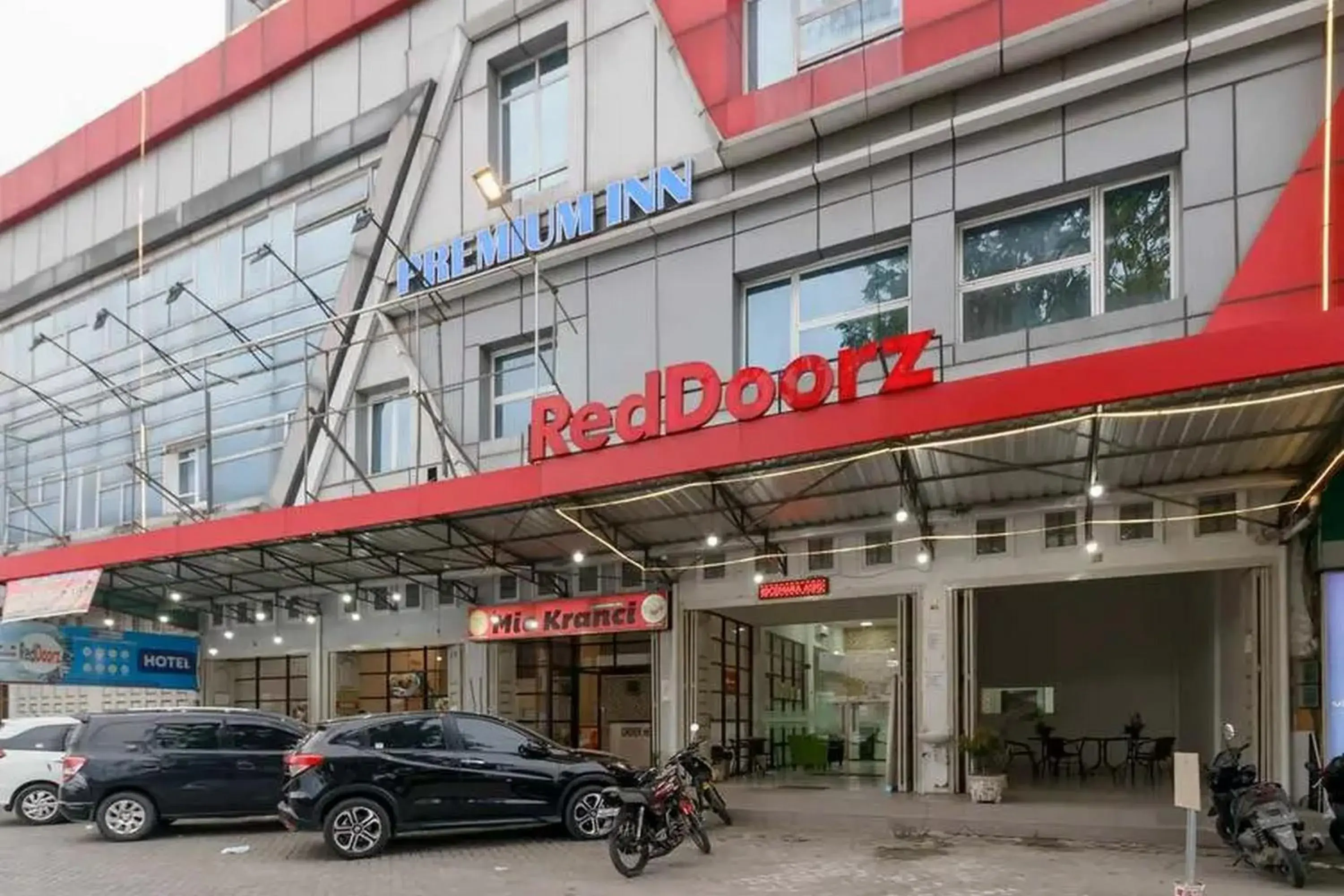 Property building in RedDoorz Plus @ Cemara Asri Medan Property building in RedDoorz Plus @ Cemara Asri Medan