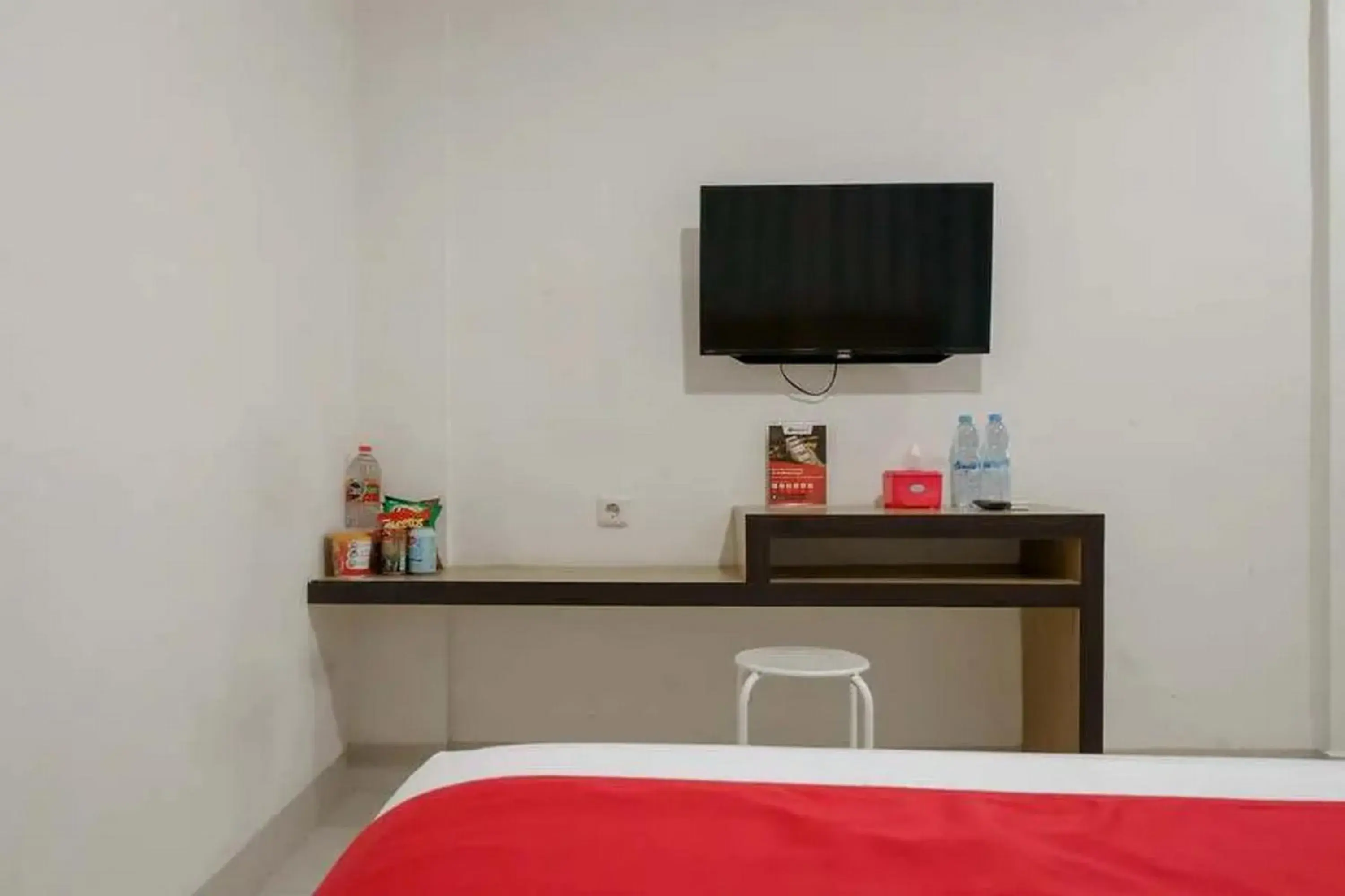 Bedroom, Bed in RedDoorz Plus @ Cemara Asri Medan Bedroom, Bed in RedDoorz Plus @ Cemara Asri Medan