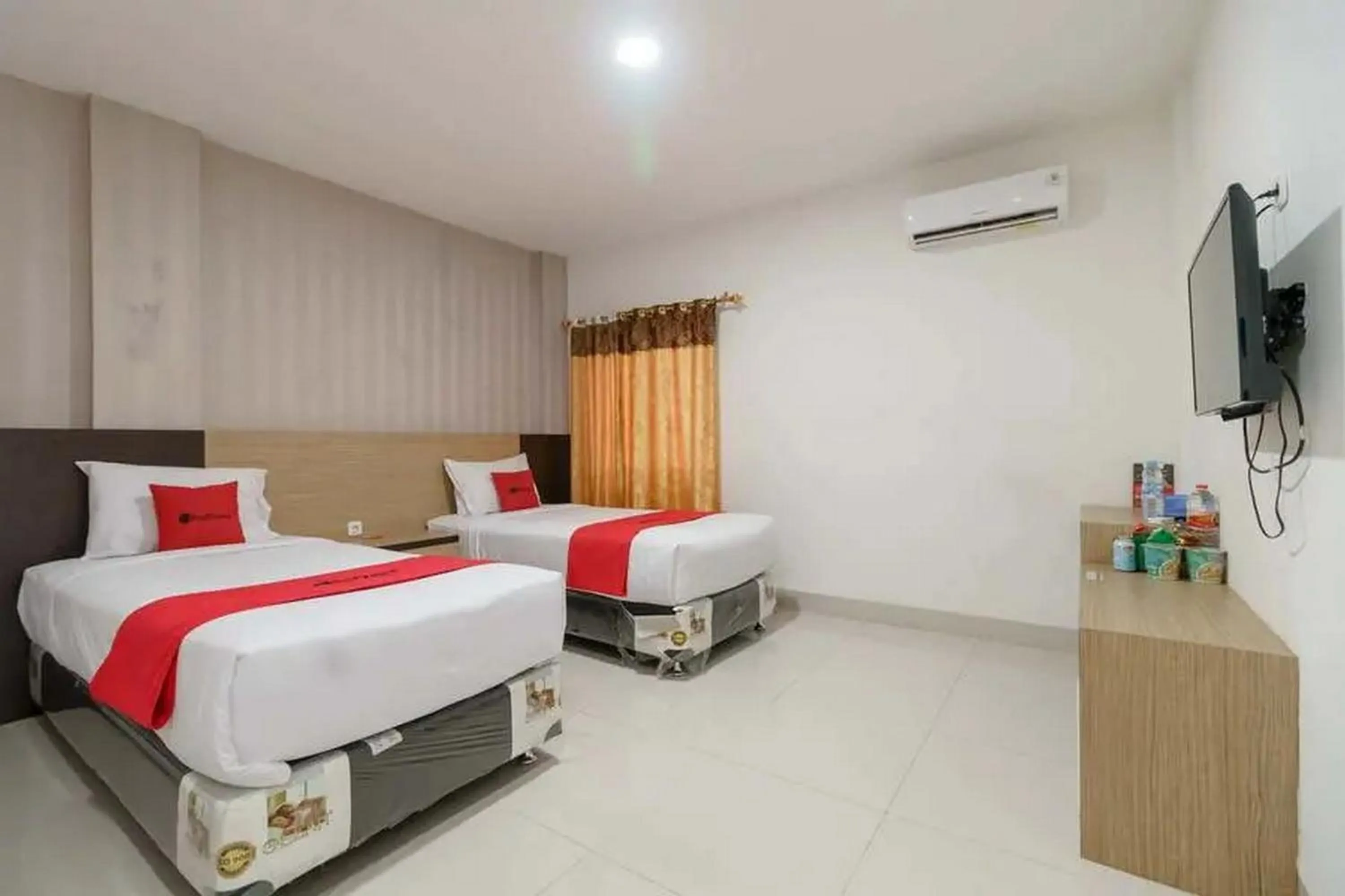 Bedroom, Bed in RedDoorz Plus @ Cemara Asri Medan