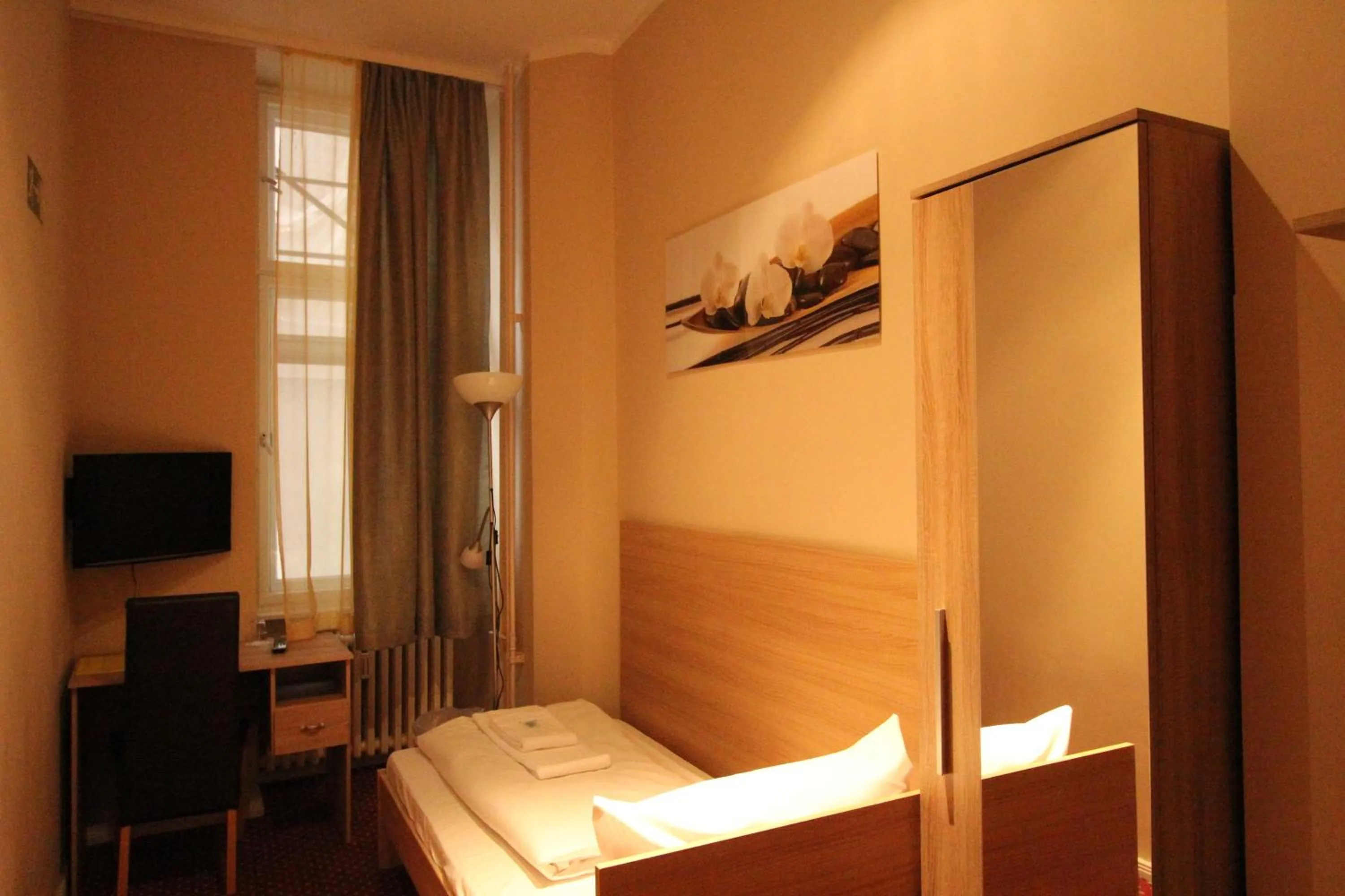 Living room, Bed in Hotel Elegia am Kurfürstendamm