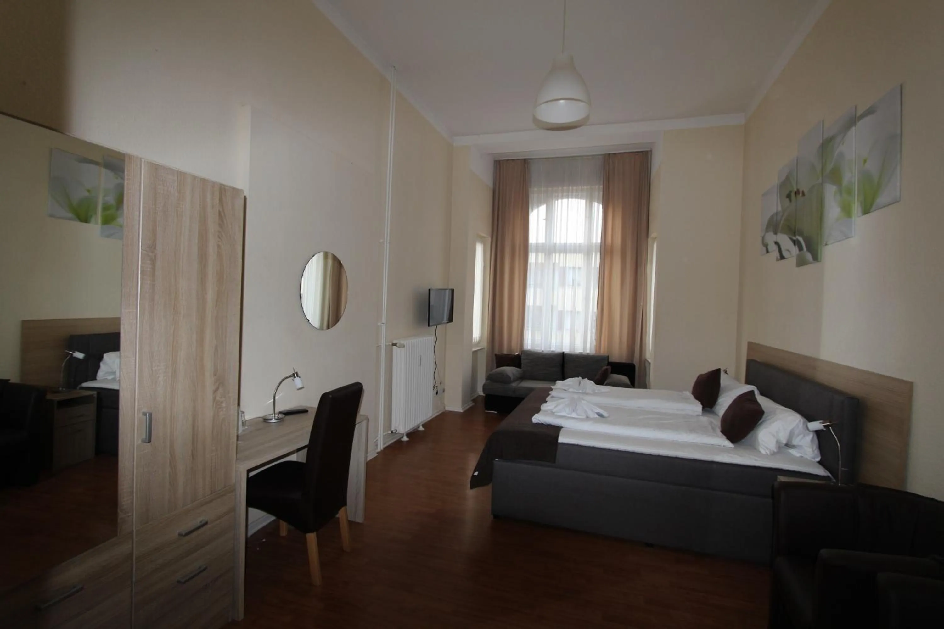 Photo of the whole room, Bed in Hotel Elegia am Kurfürstendamm
