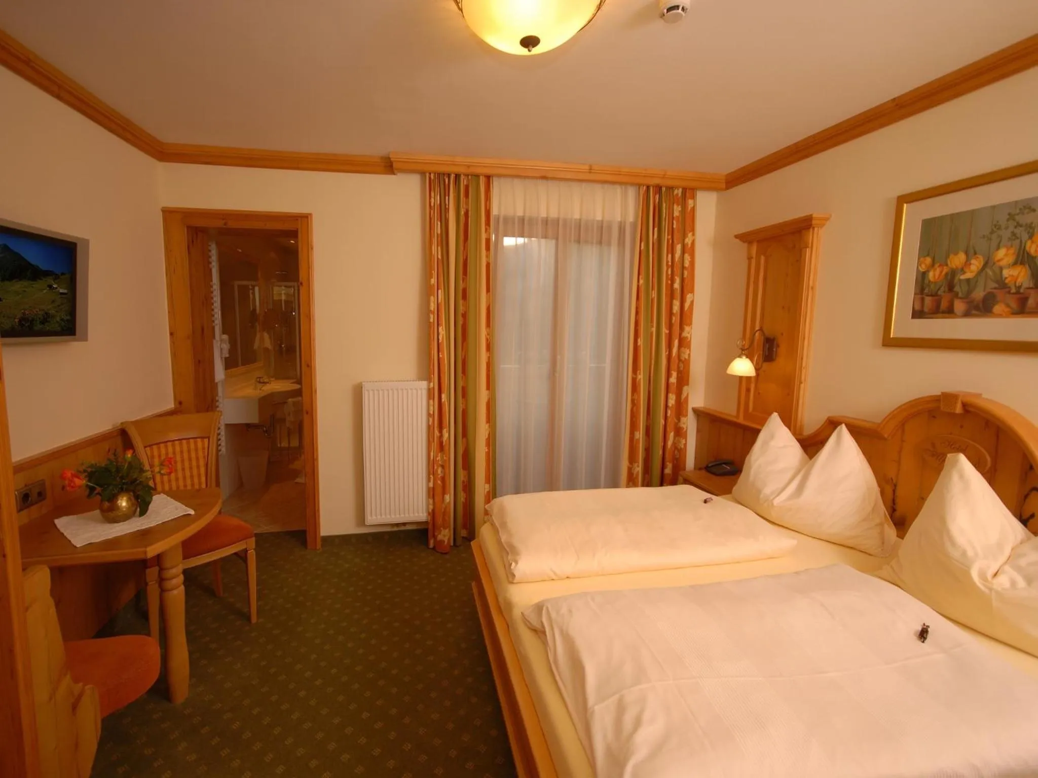 Bed in Hotel Garni Alpenland