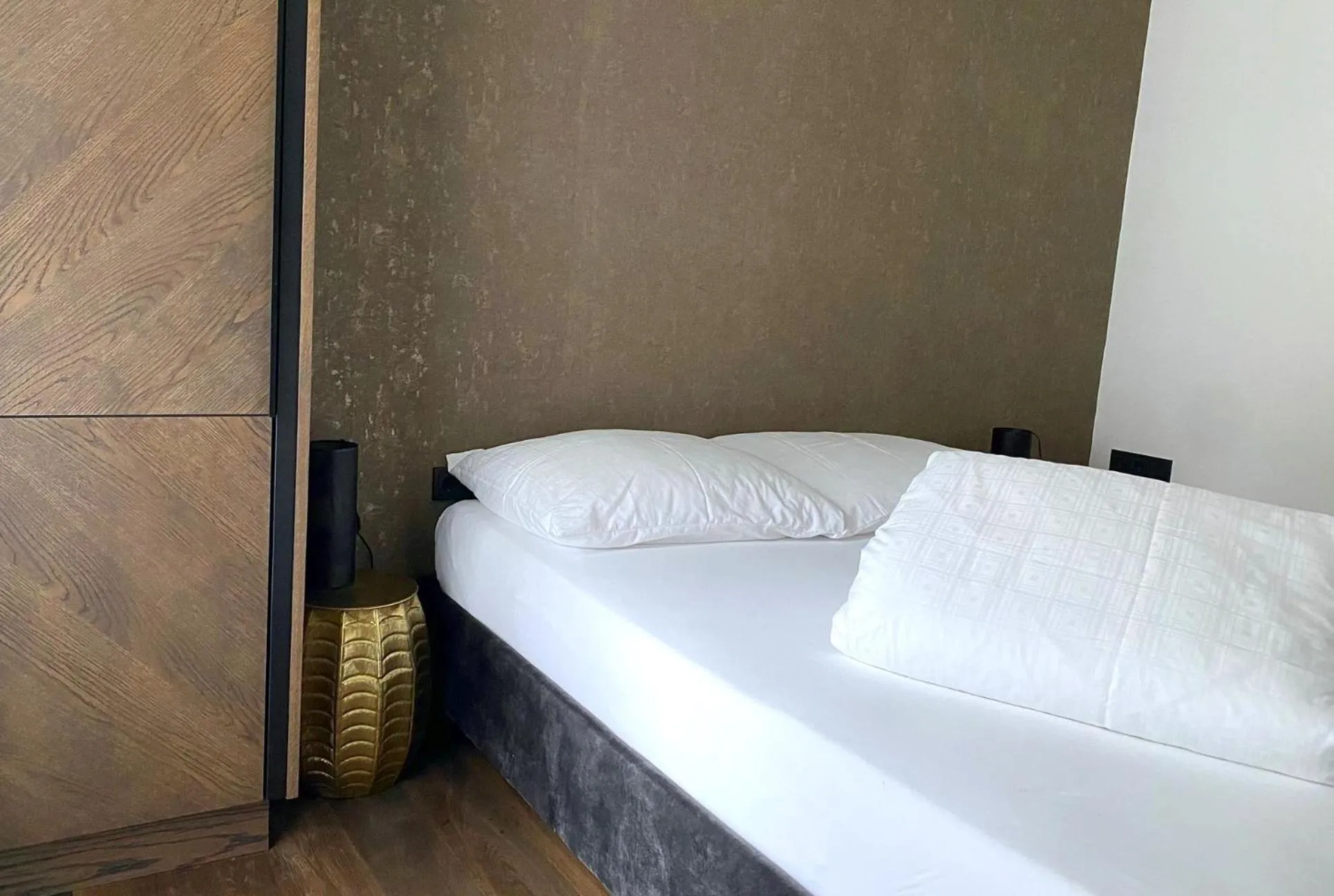 Bedroom, Bed in Hotel Alpina