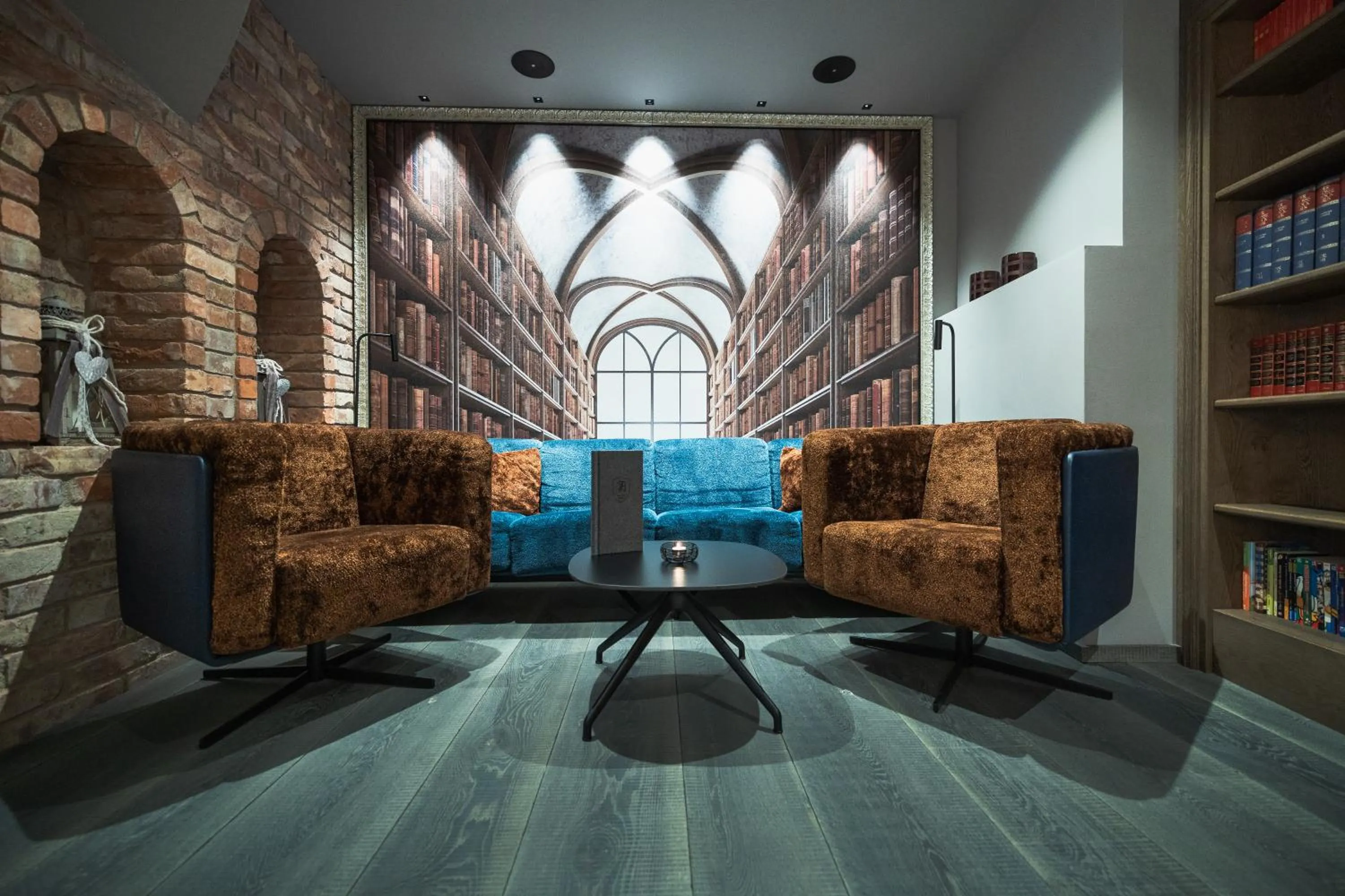 Library in Hotel Alpina