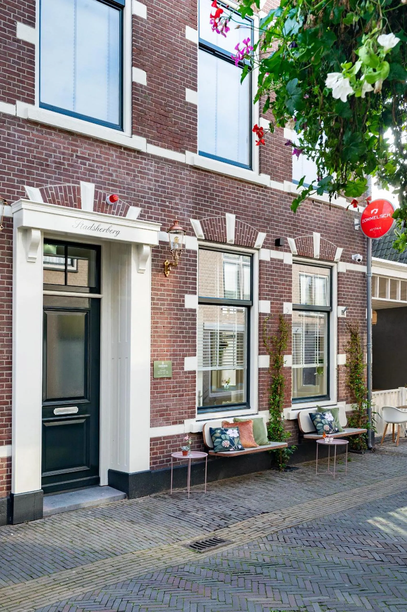 Facade/entrance in Boutique Hotel - de Stadsherberg Alphen