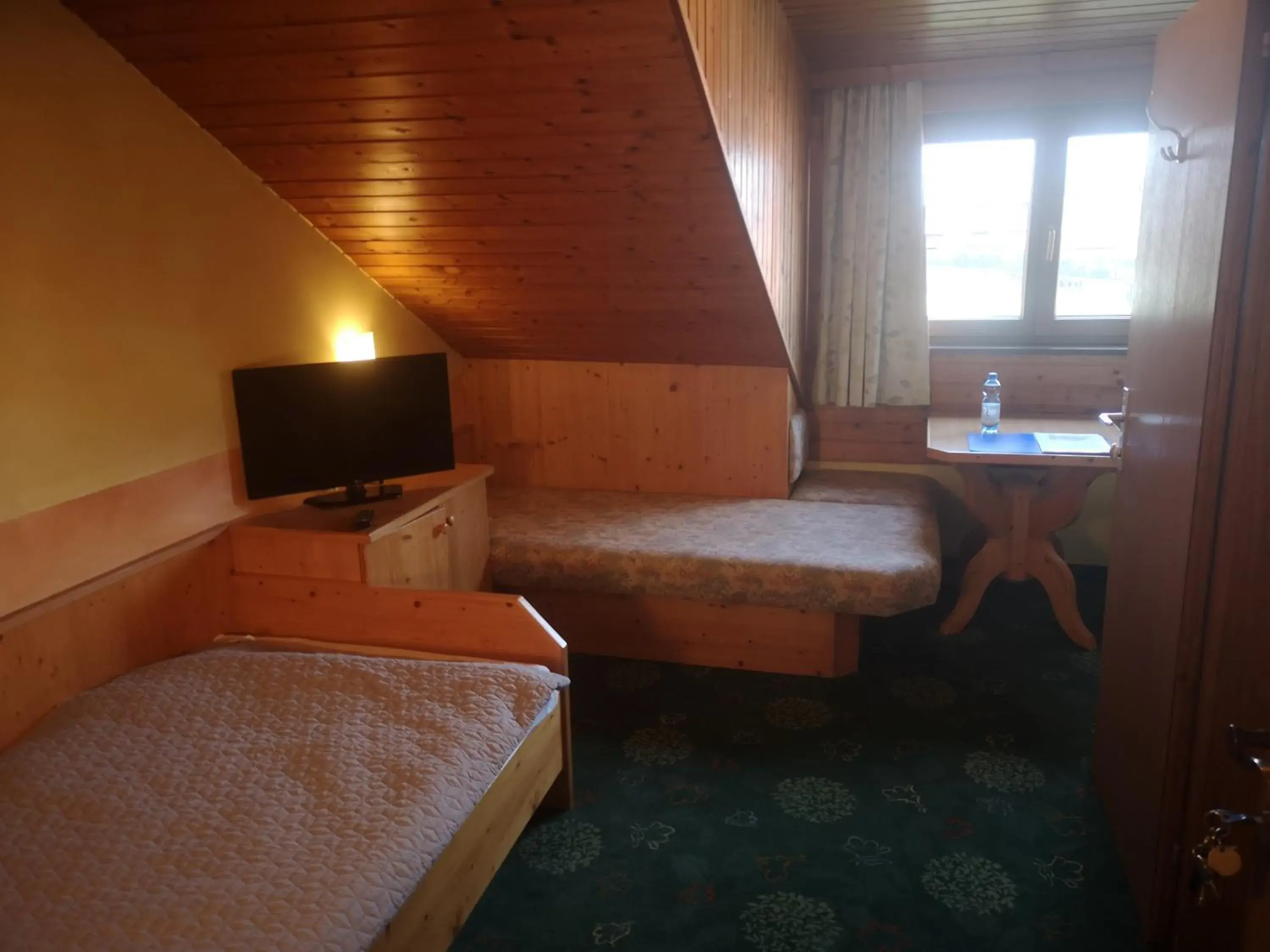 Single Room with Balcony - single occupancy in Hotel Wirt Z'Minsta Single Room with Balcony - single occupancy in Hotel Wirt Z'Minsta