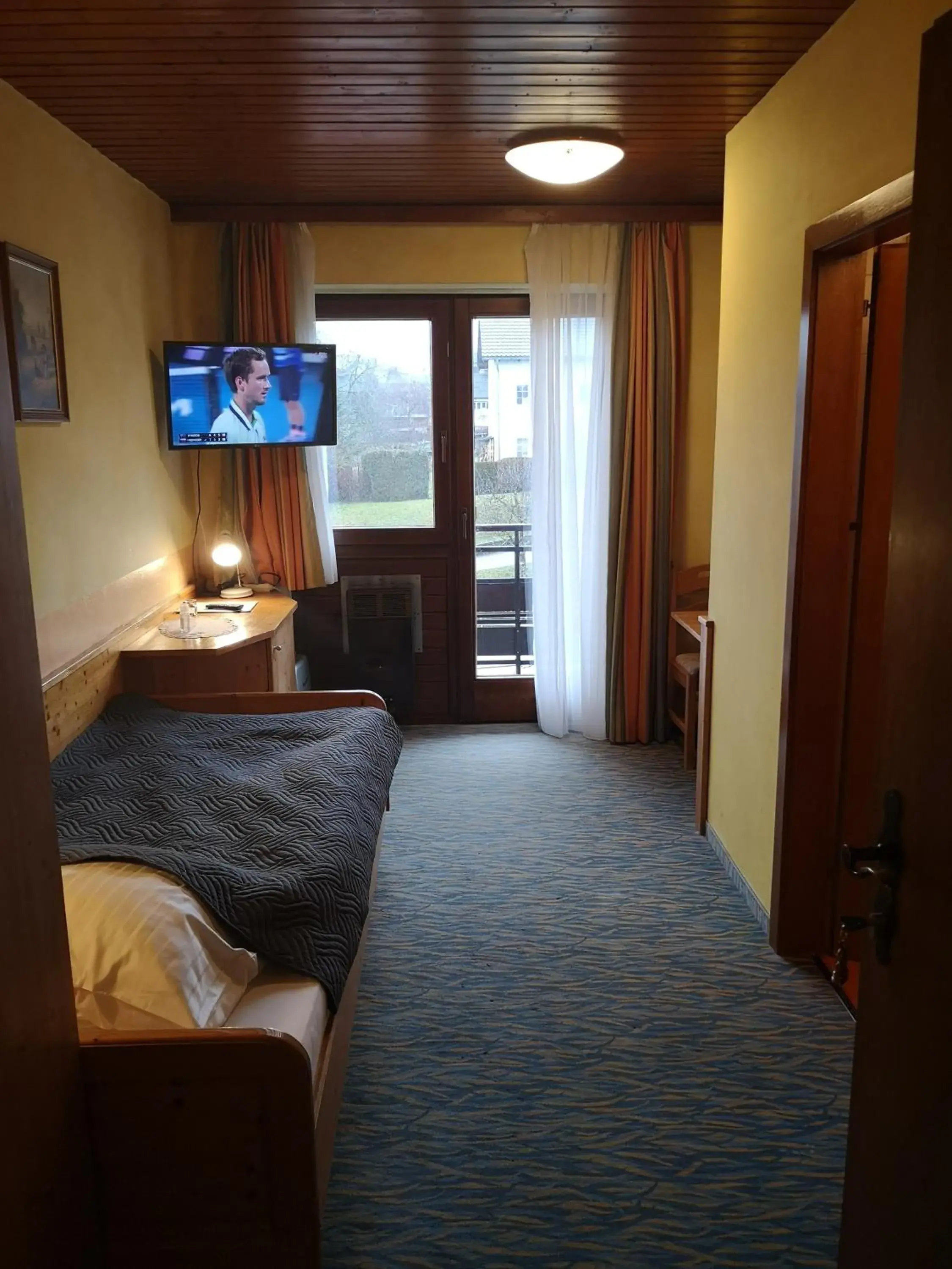 Single Room with Balcony - single occupancy in Hotel Wirt Z'Minsta Single Room with Balcony - single occupancy in Hotel Wirt Z'Minsta