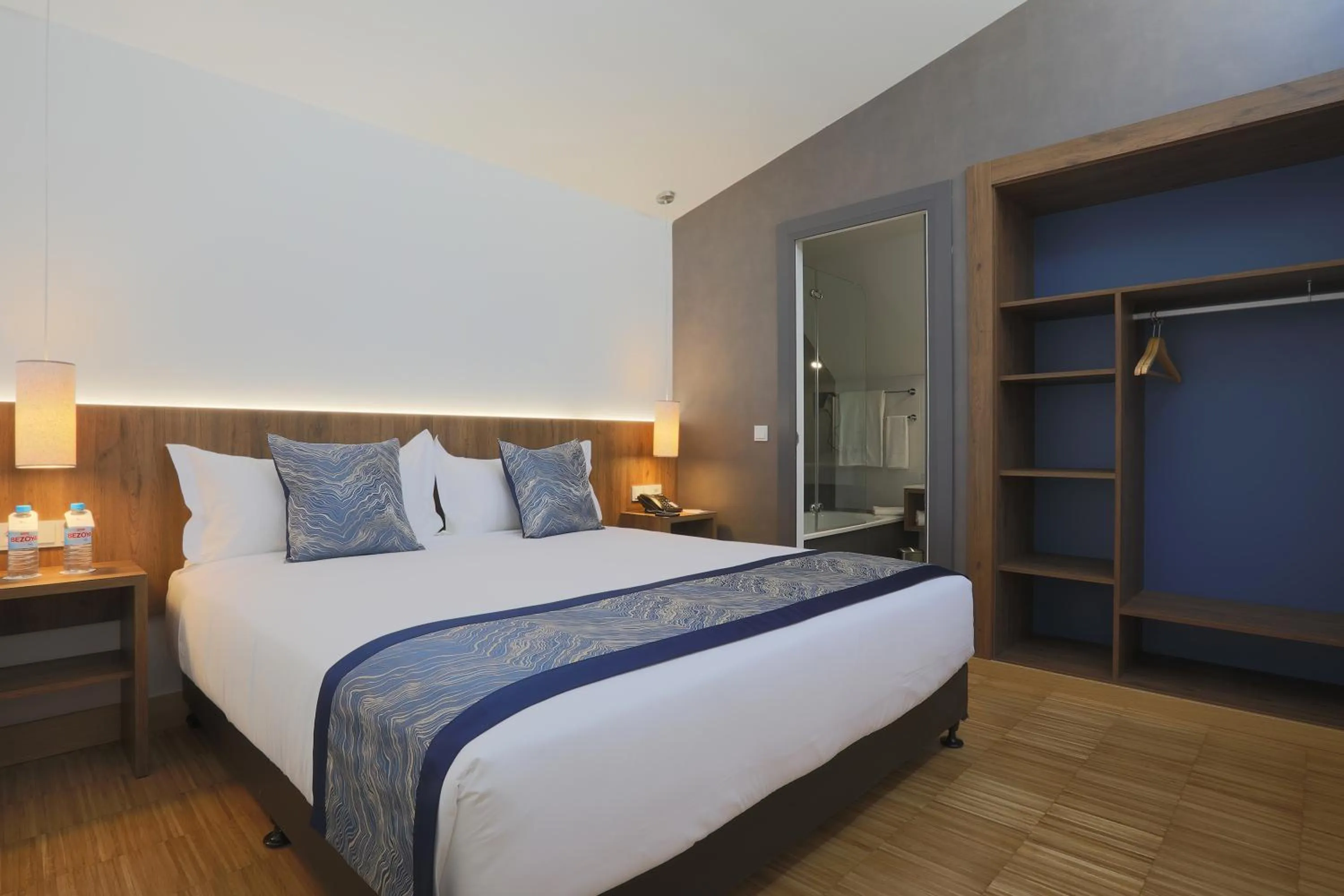 Property building, Bed in Hotel Villa Odon
