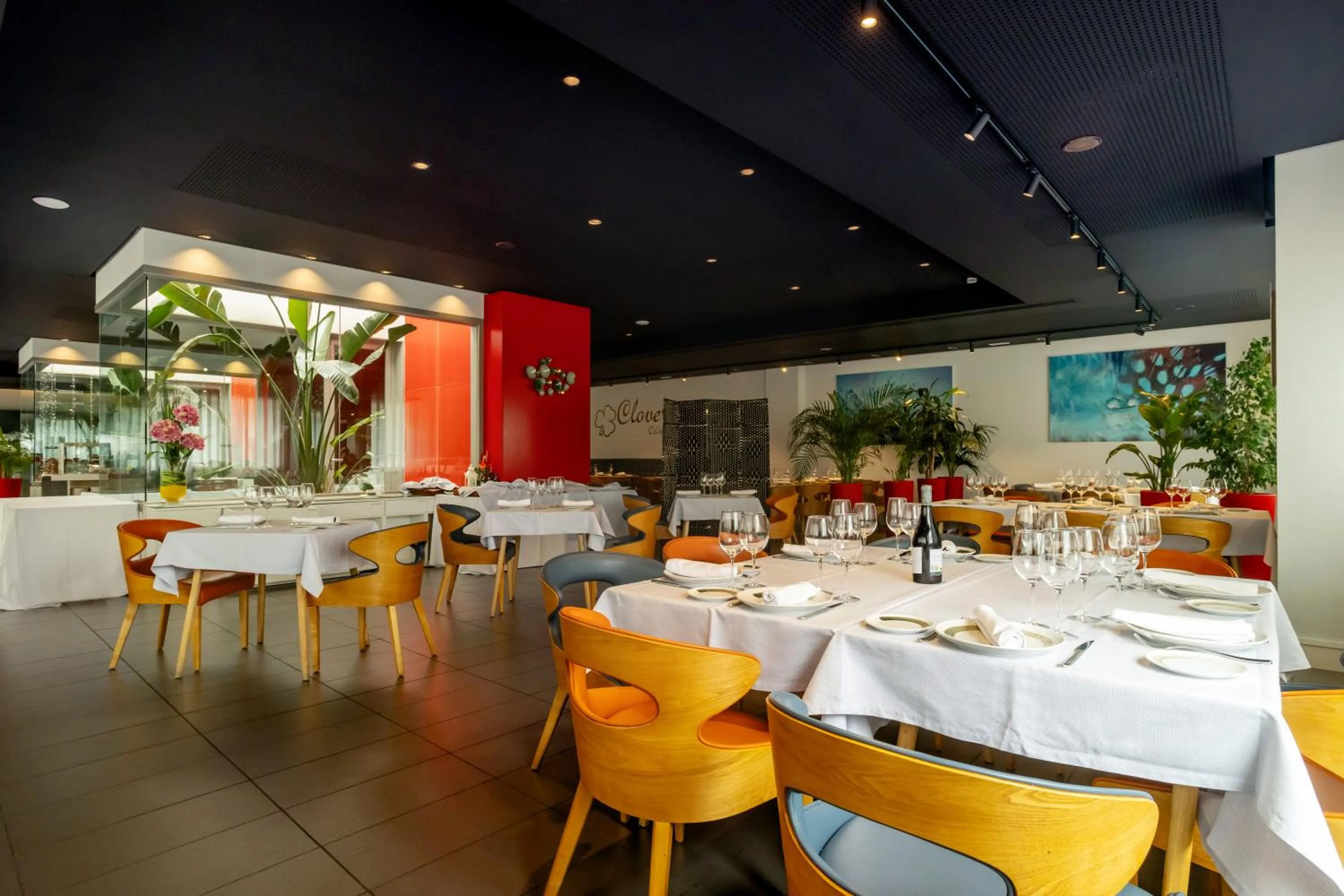 Restaurant/places to eat in Hotel Villa Odon