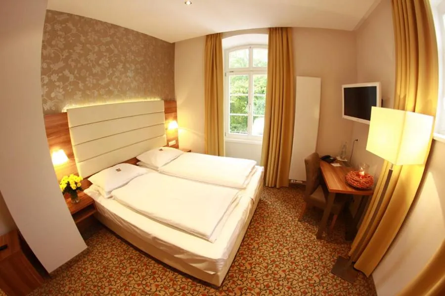 Photo of the whole room, Bed in Schlosshotel Molkenkur