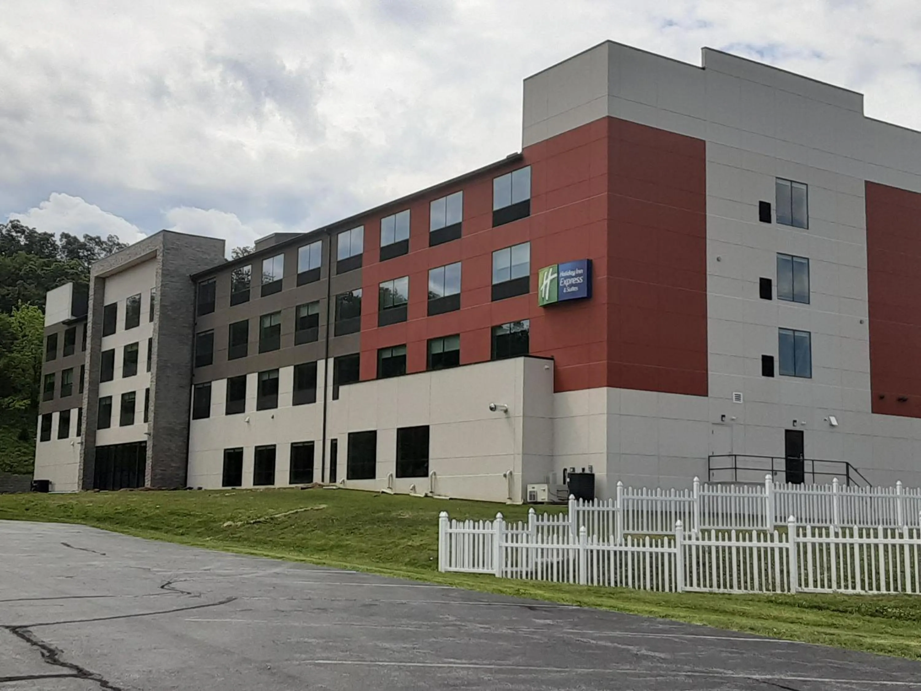 Property building in Holiday Inn Express & Suites - Harrisburg S - Mechanicsburg by IHG