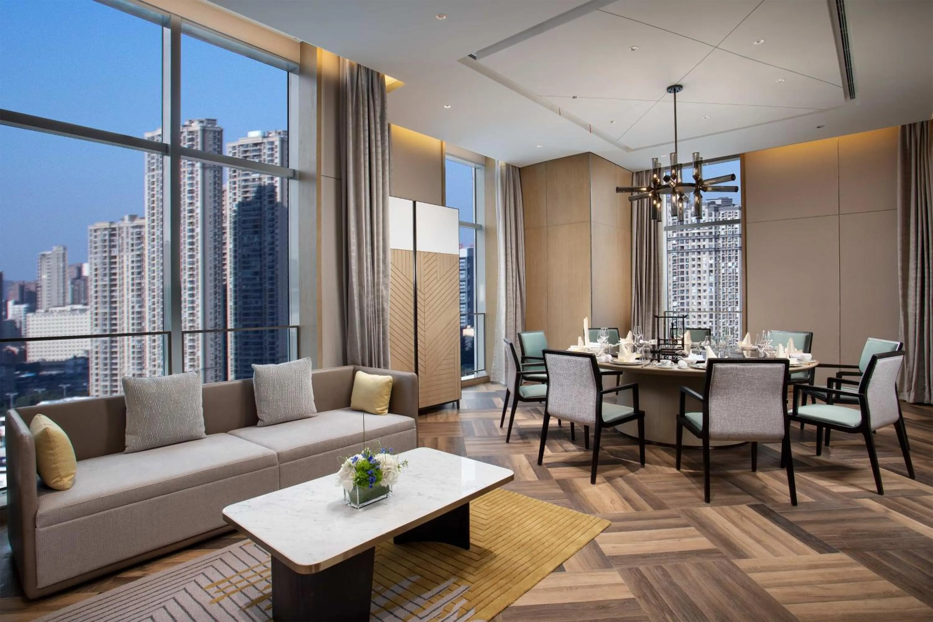 Restaurant/places to eat in Holiday Inn Wuxi Central Station by IHG