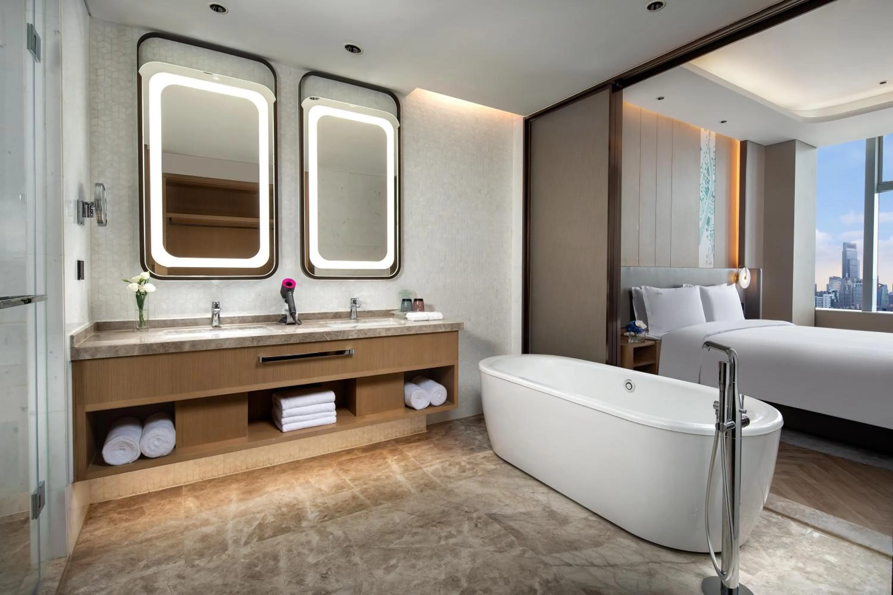 Bath, Bed in Holiday Inn Wuxi Central Station by IHG