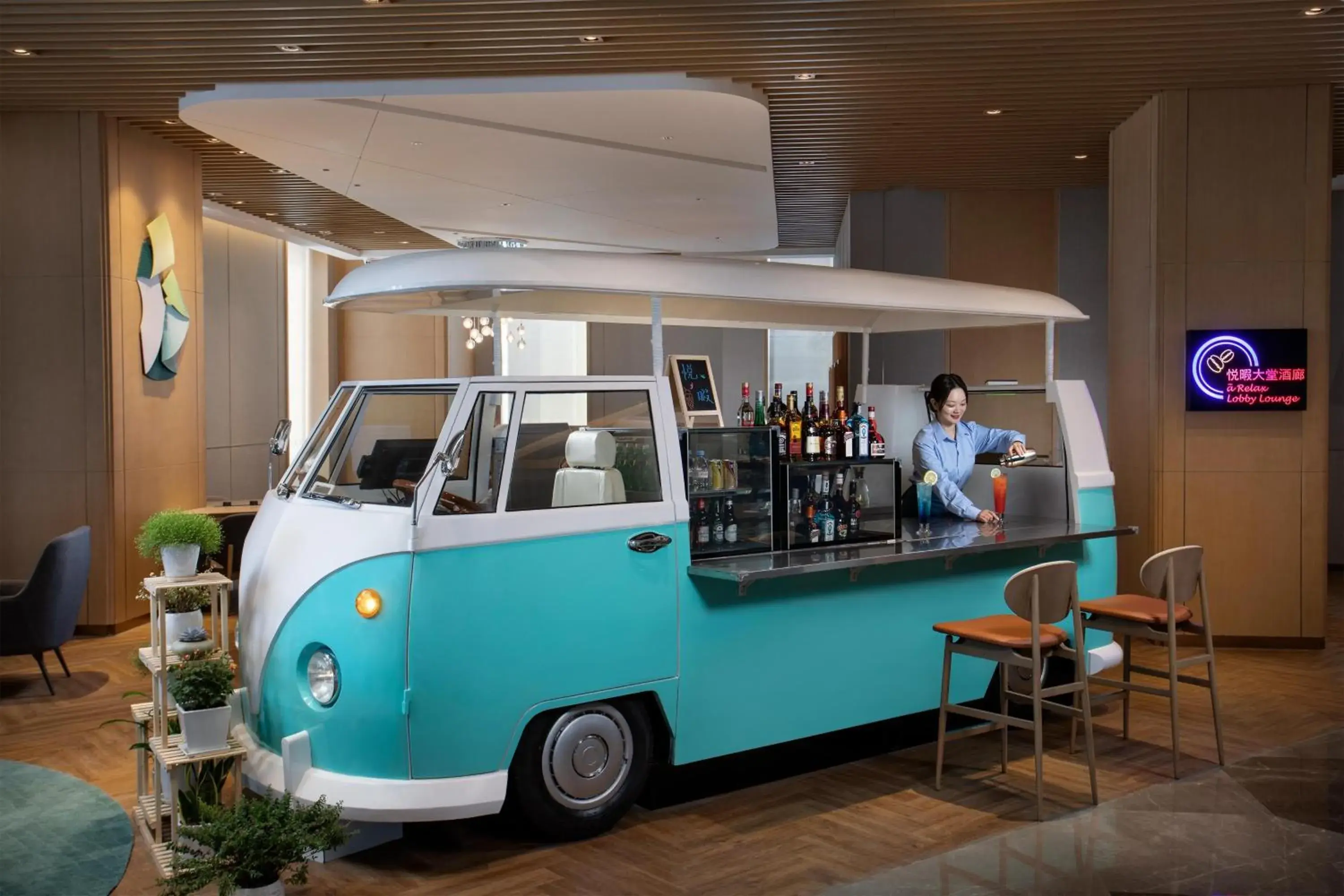 Lounge or bar in Holiday Inn Wuxi Central Station by IHG Lounge or bar in Holiday Inn Wuxi Central Station by IHG