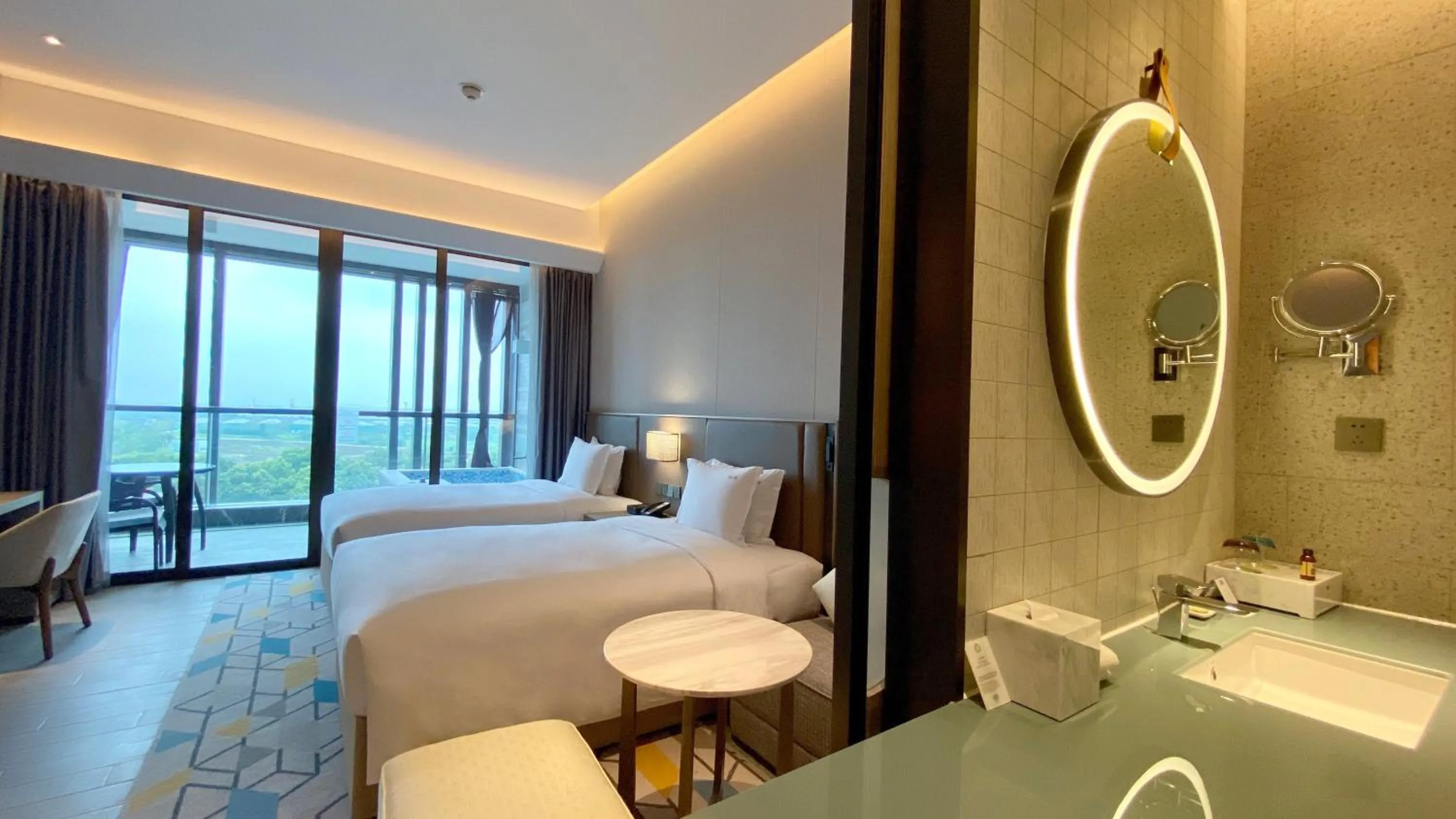 Photo of the whole room, Bed in Holiday Inn Resort Maoshan Hot-Spring by IHG