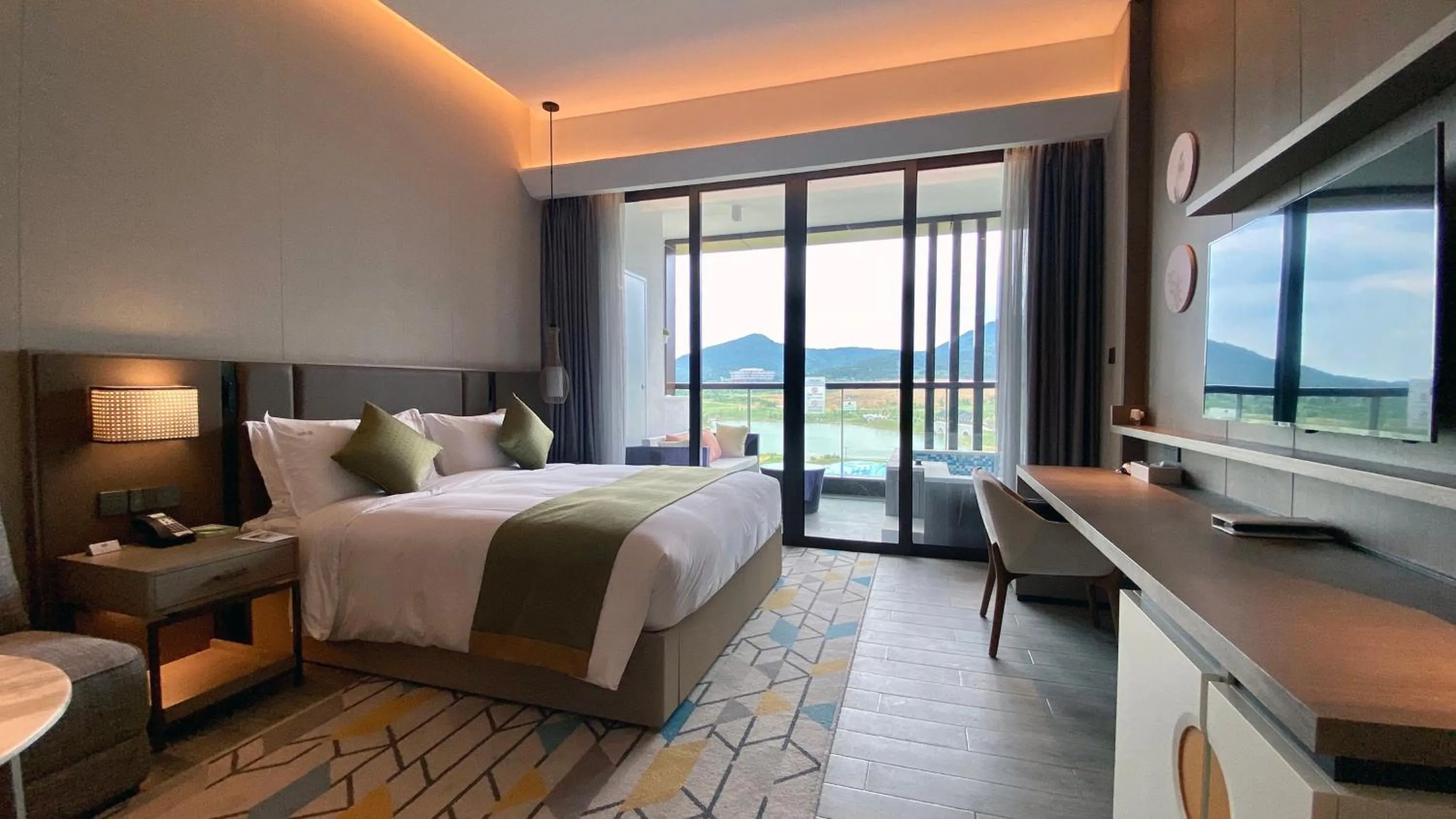 Photo of the whole room, Bed in Holiday Inn Resort Maoshan Hot-Spring by IHG