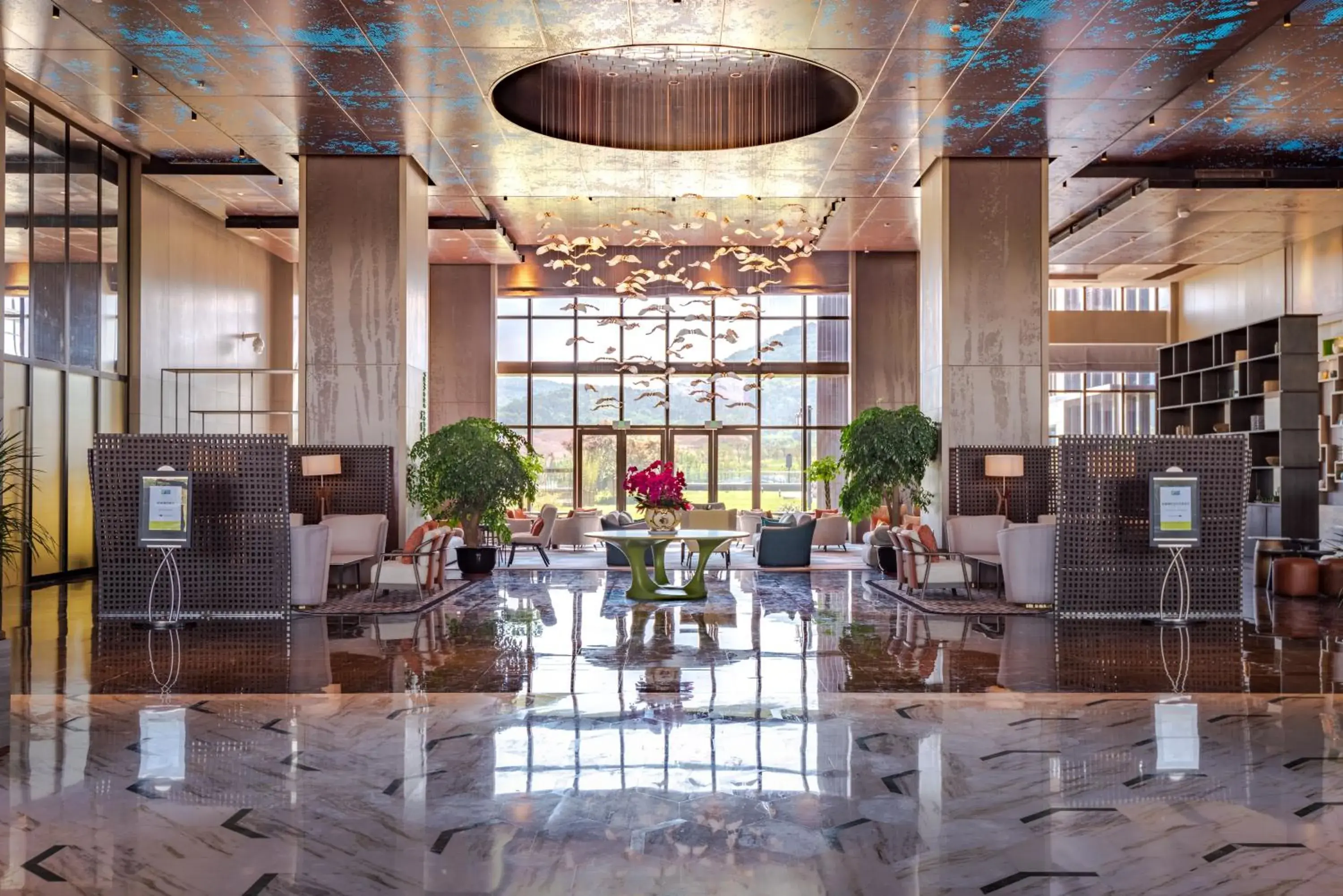 Lounge or bar in Holiday Inn Resort Maoshan Hot-Spring by IHG Lounge or bar in Holiday Inn Resort Maoshan Hot-Spring by IHG