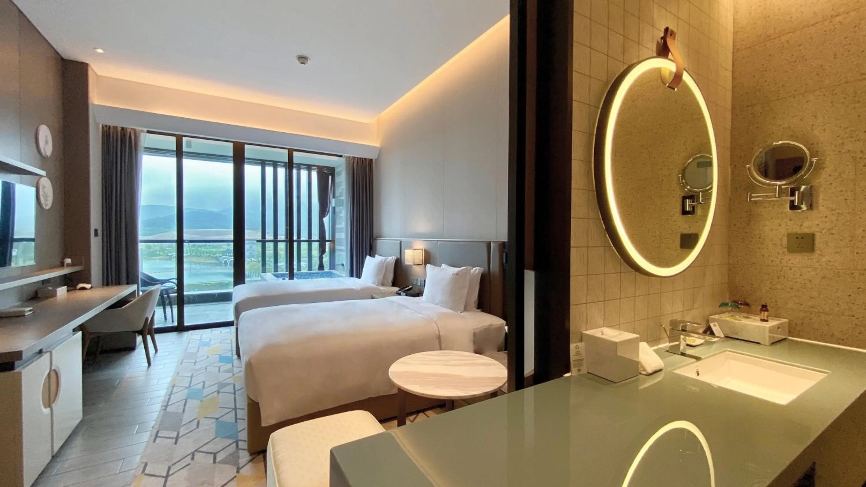 Photo of the whole room, Bed in Holiday Inn Resort Maoshan Hot-Spring by IHG