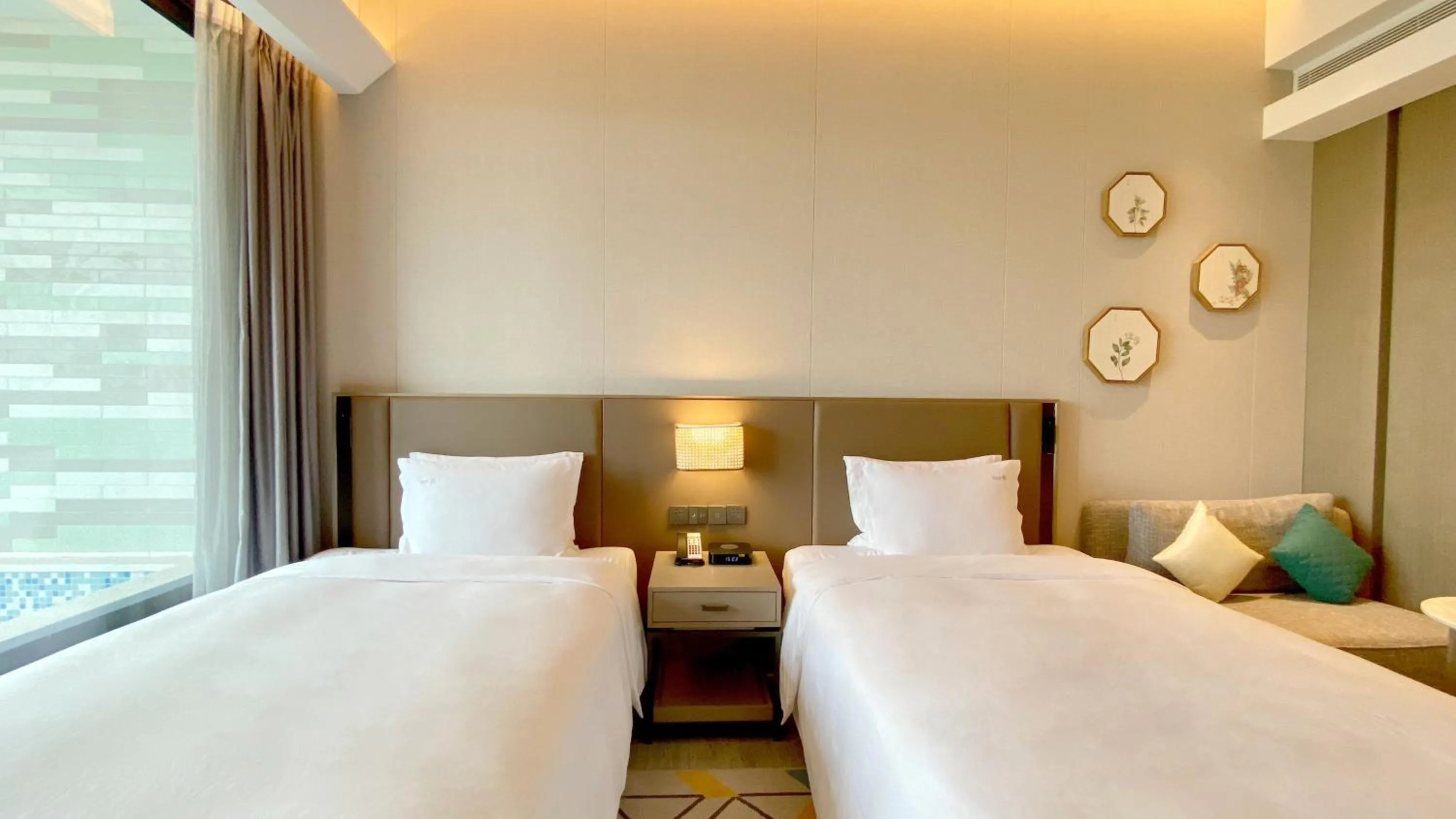 Photo of the whole room, Bed in Holiday Inn Resort Maoshan Hot-Spring by IHG