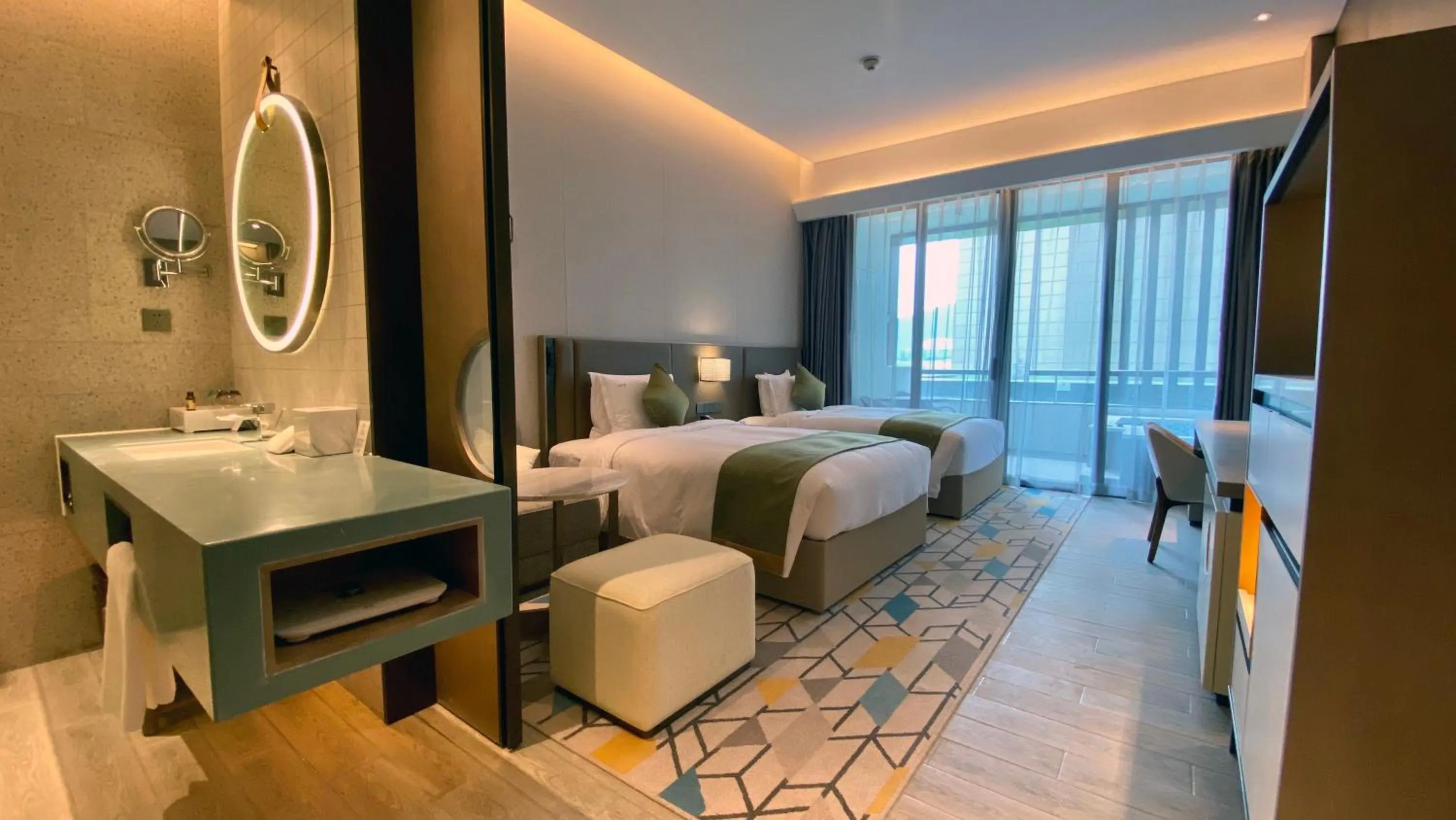 Photo of the whole room, Bed in Holiday Inn Resort Maoshan Hot-Spring by IHG