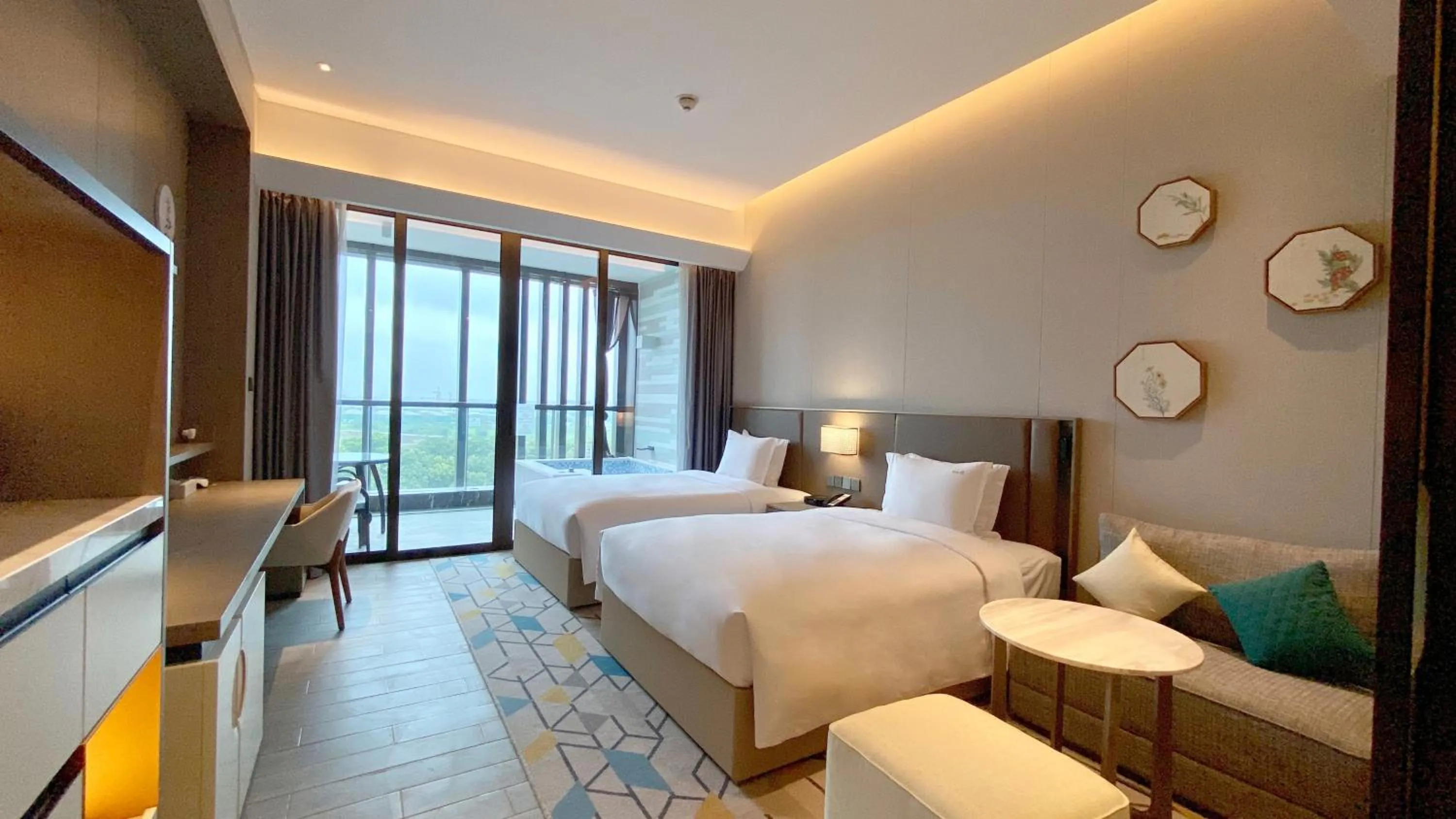 Photo of the whole room, Bed in Holiday Inn Resort Maoshan Hot-Spring by IHG