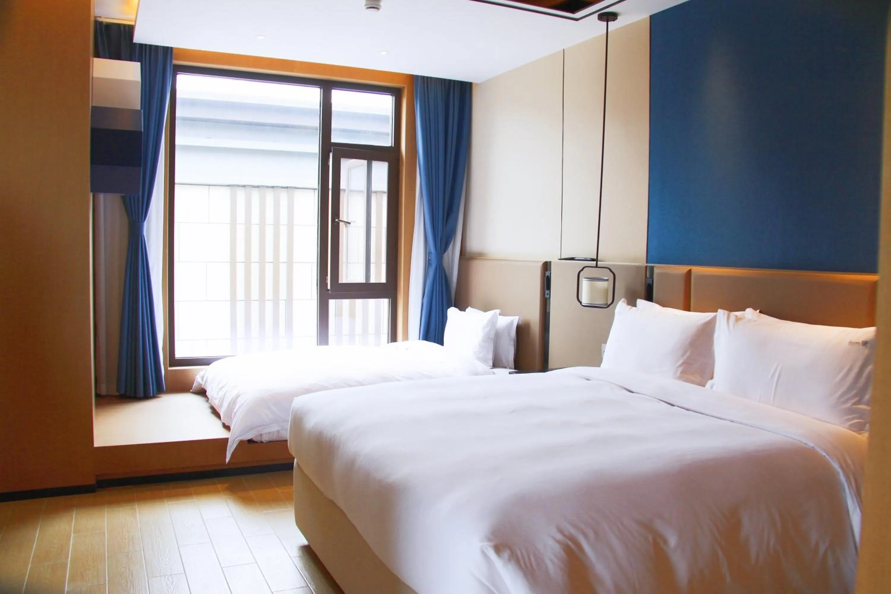 Photo of the whole room, Bed in Holiday Inn Resort Maoshan Hot-Spring by IHG