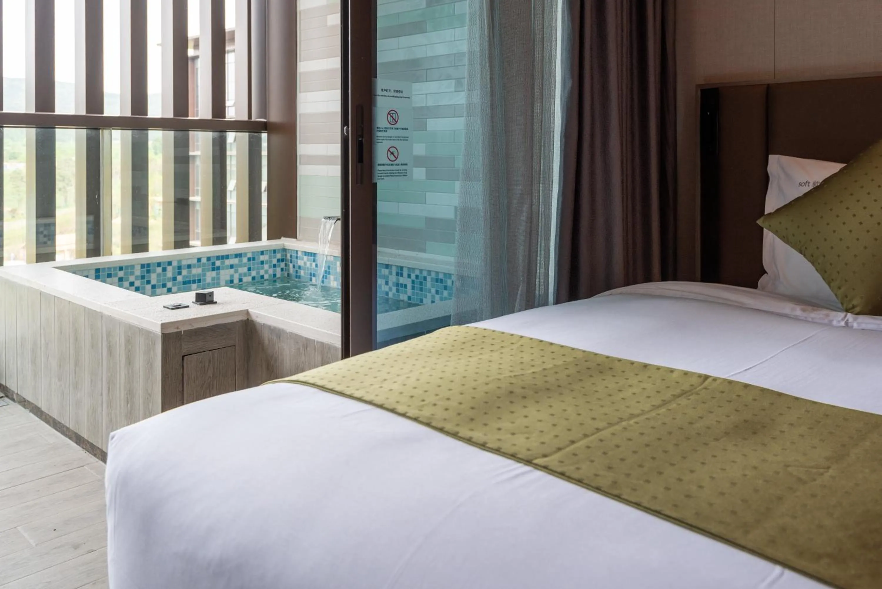 Photo of the whole room, Bed in Holiday Inn Resort Maoshan Hot-Spring by IHG