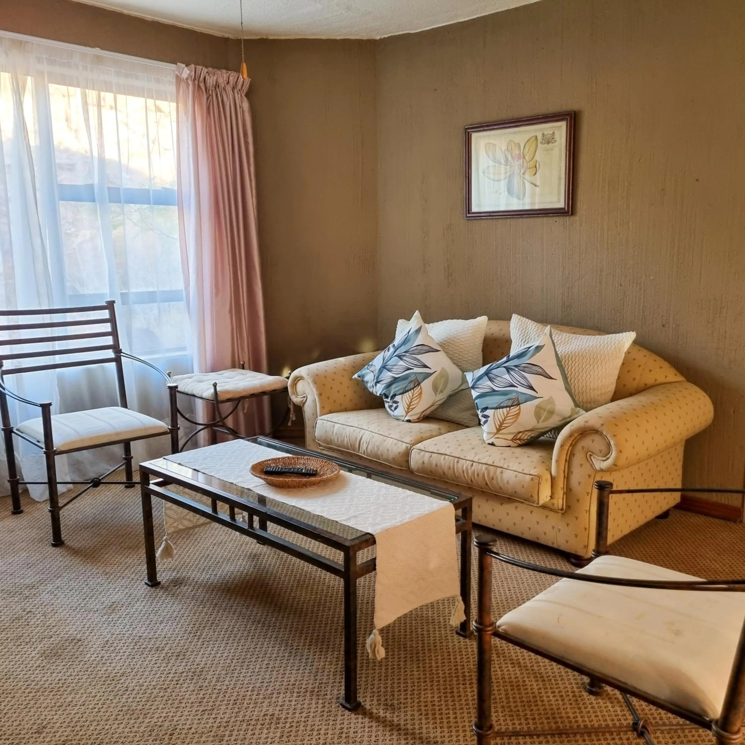 Living room in Bass Lake Country Lodge