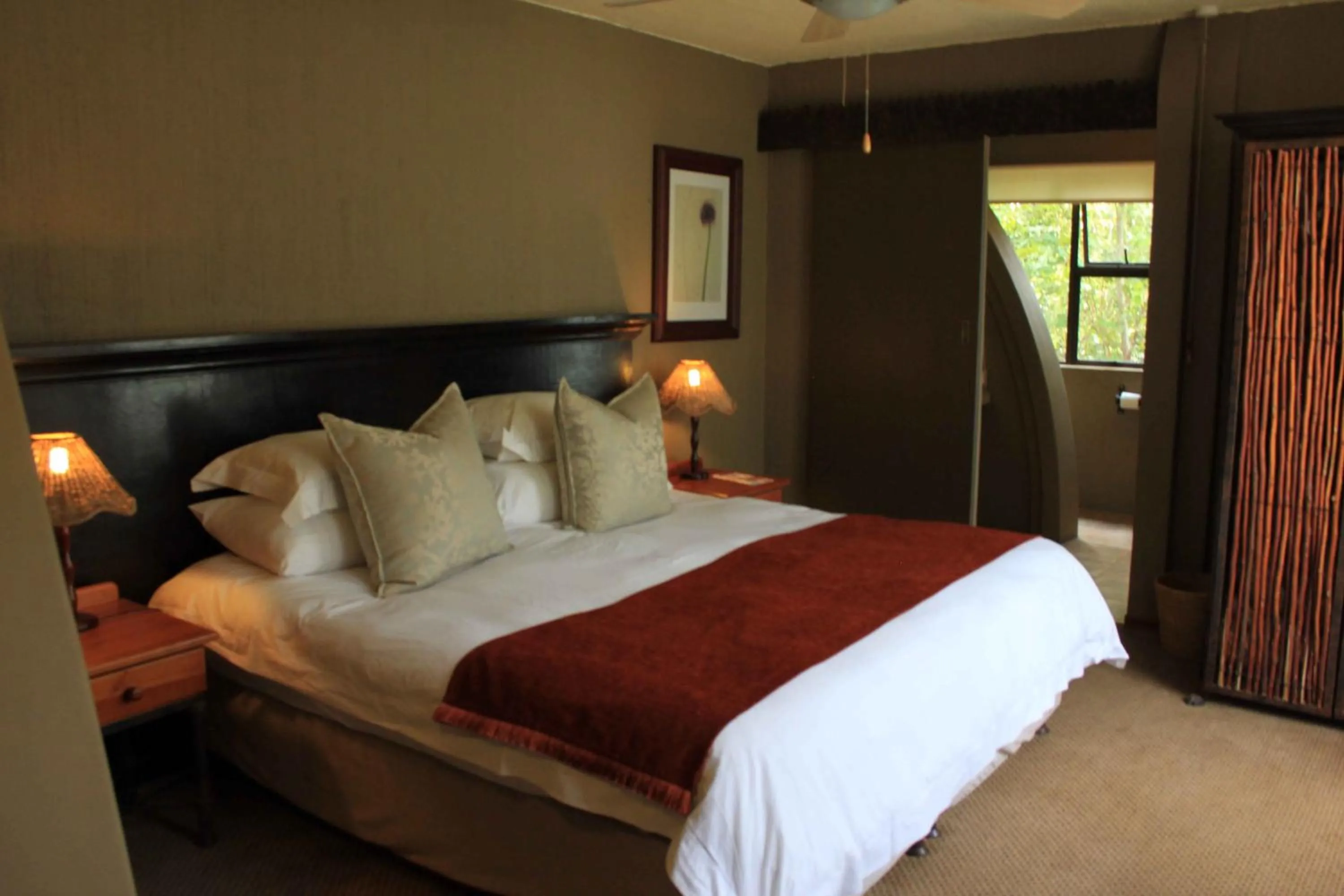 Bedroom, Bed in Bass Lake Country Lodge