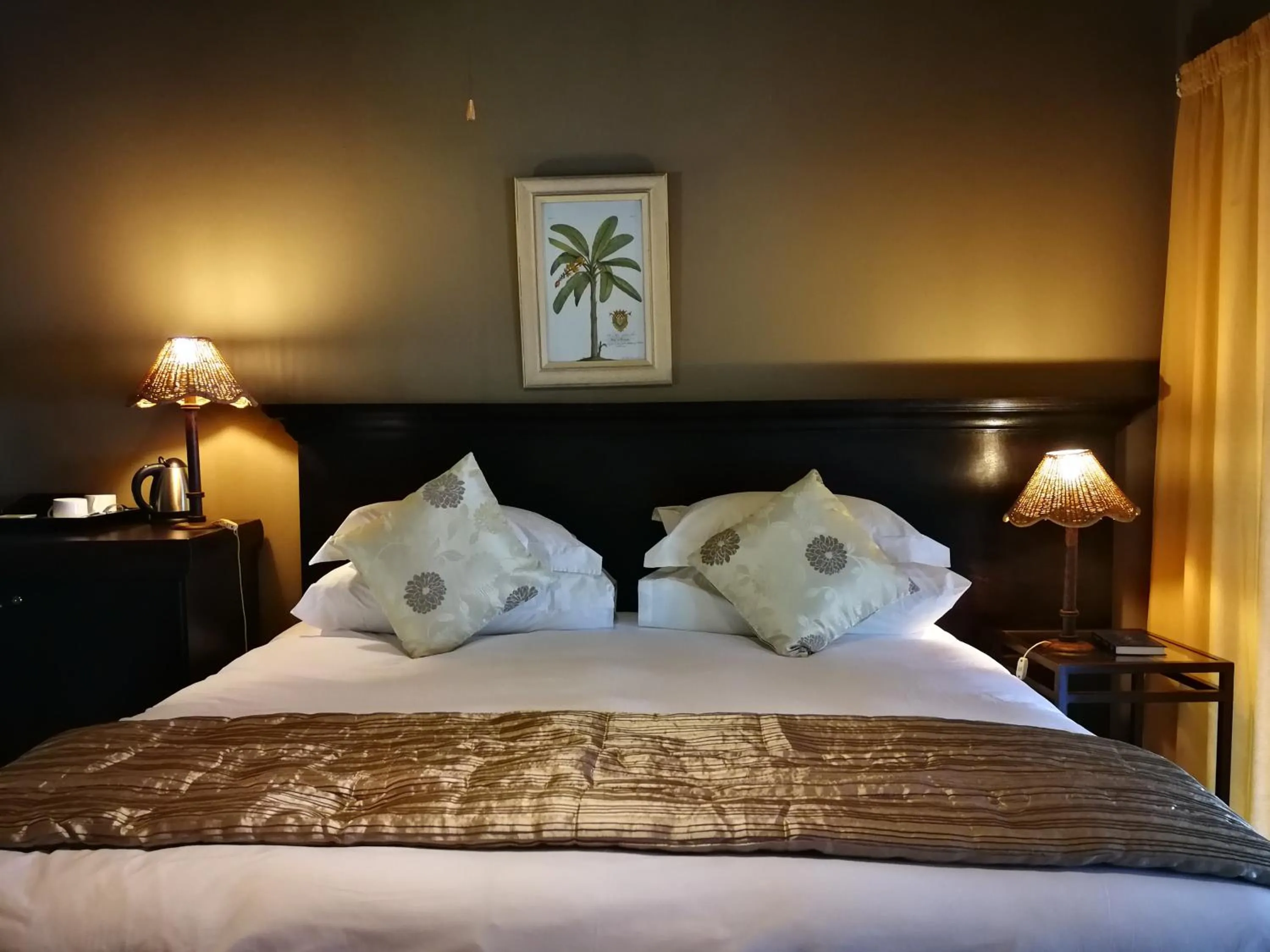 Bed in Bass Lake Country Lodge