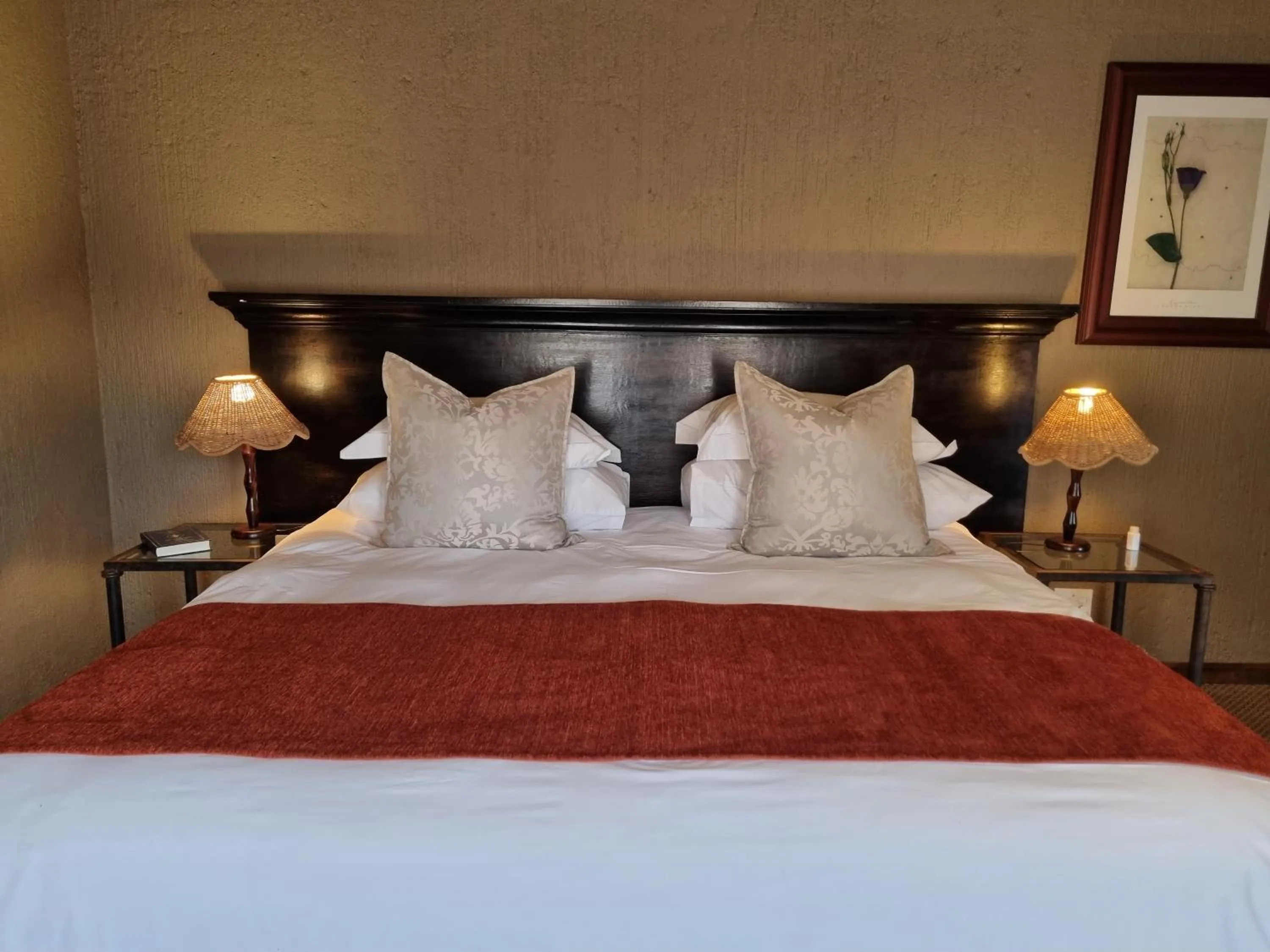 Bed in Bass Lake Country Lodge