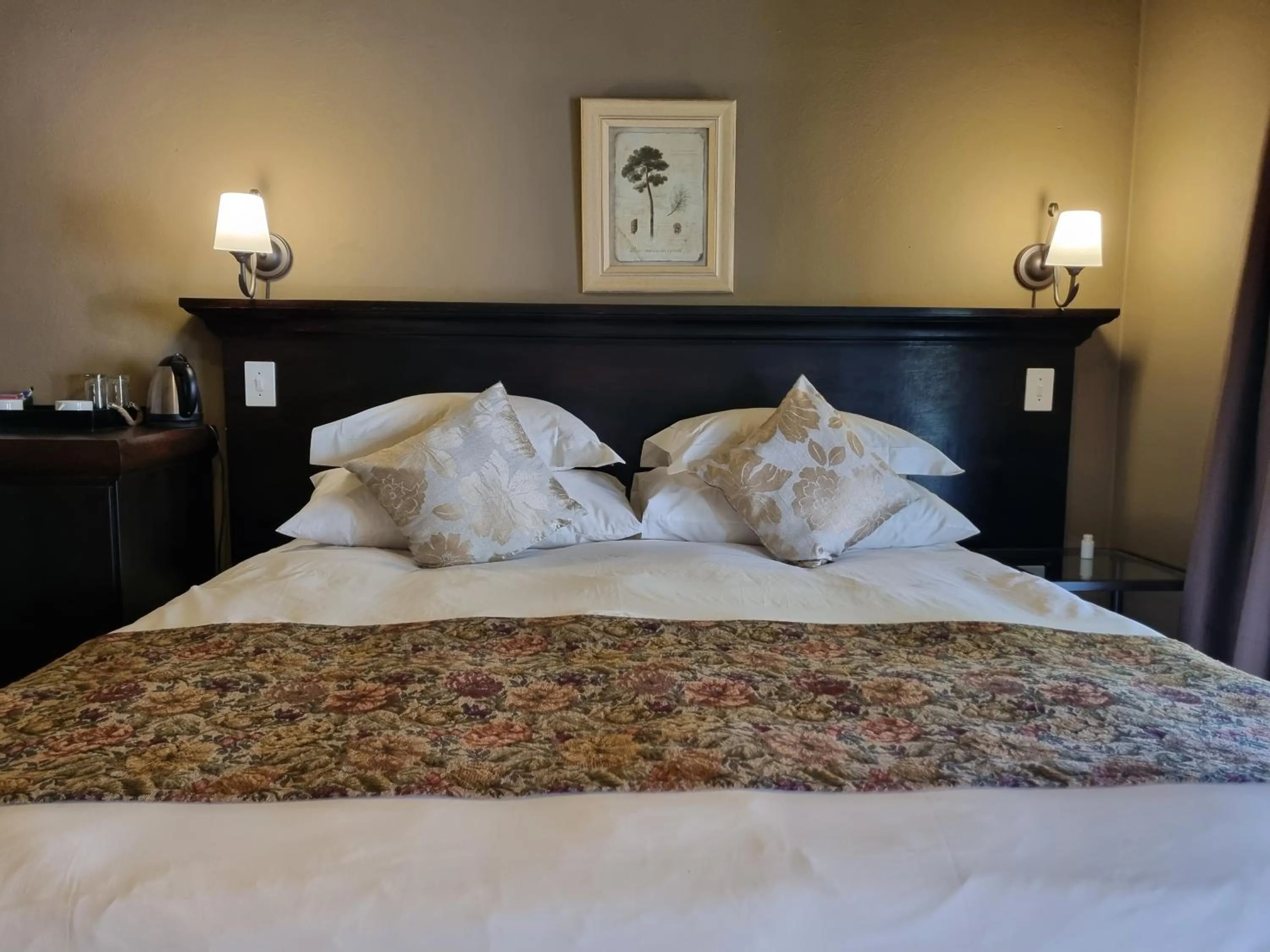 Bed in Bass Lake Country Lodge