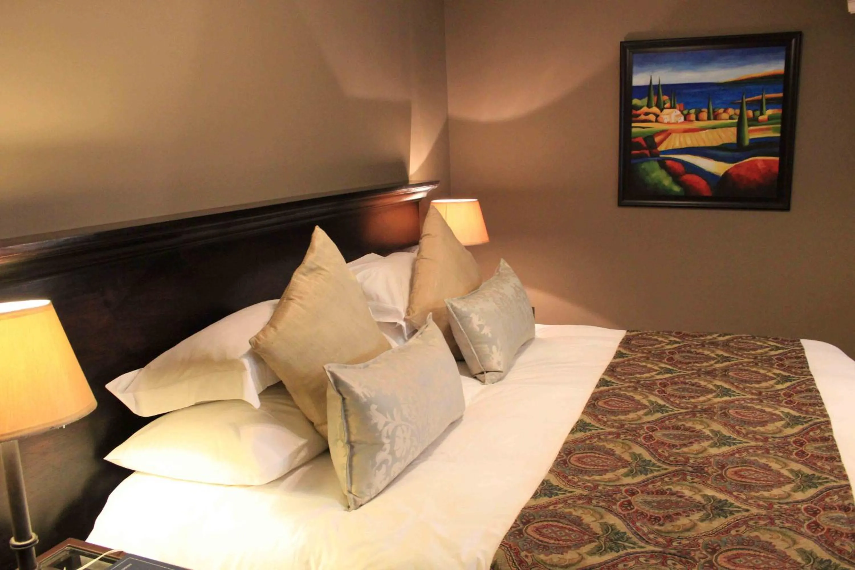 Bed in Bass Lake Country Lodge