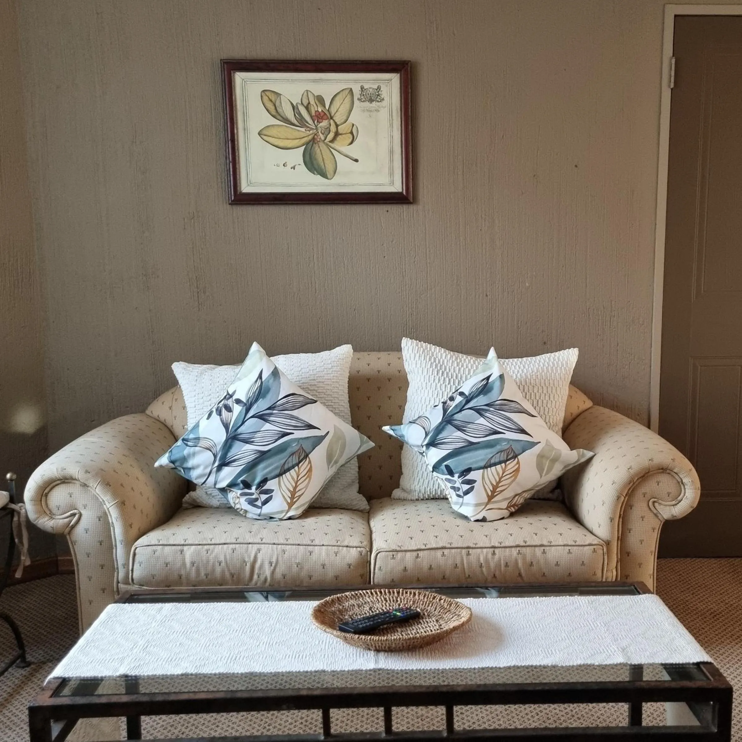 Living room in Bass Lake Country Lodge