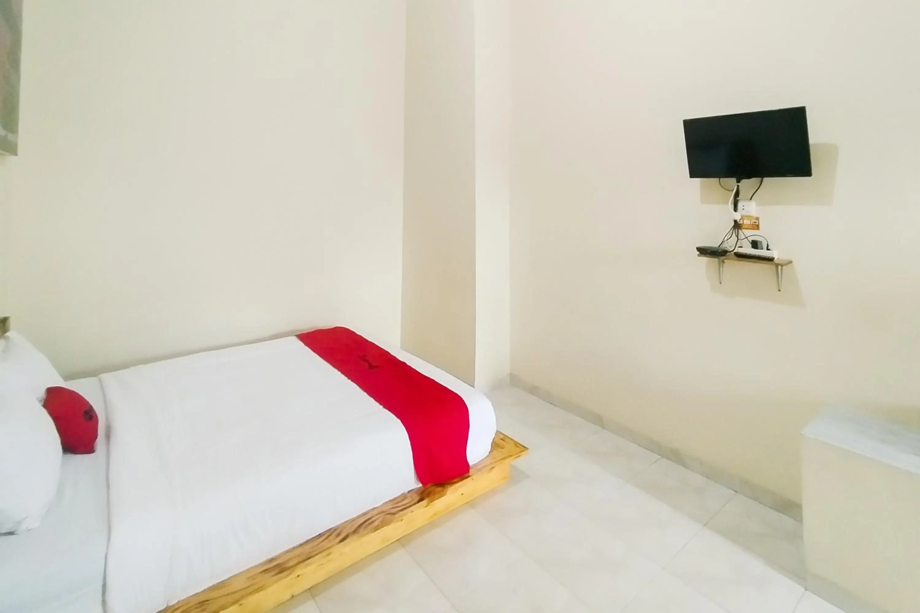 Bed in RedDoorz Syariah at Shakira Alesha Enggal