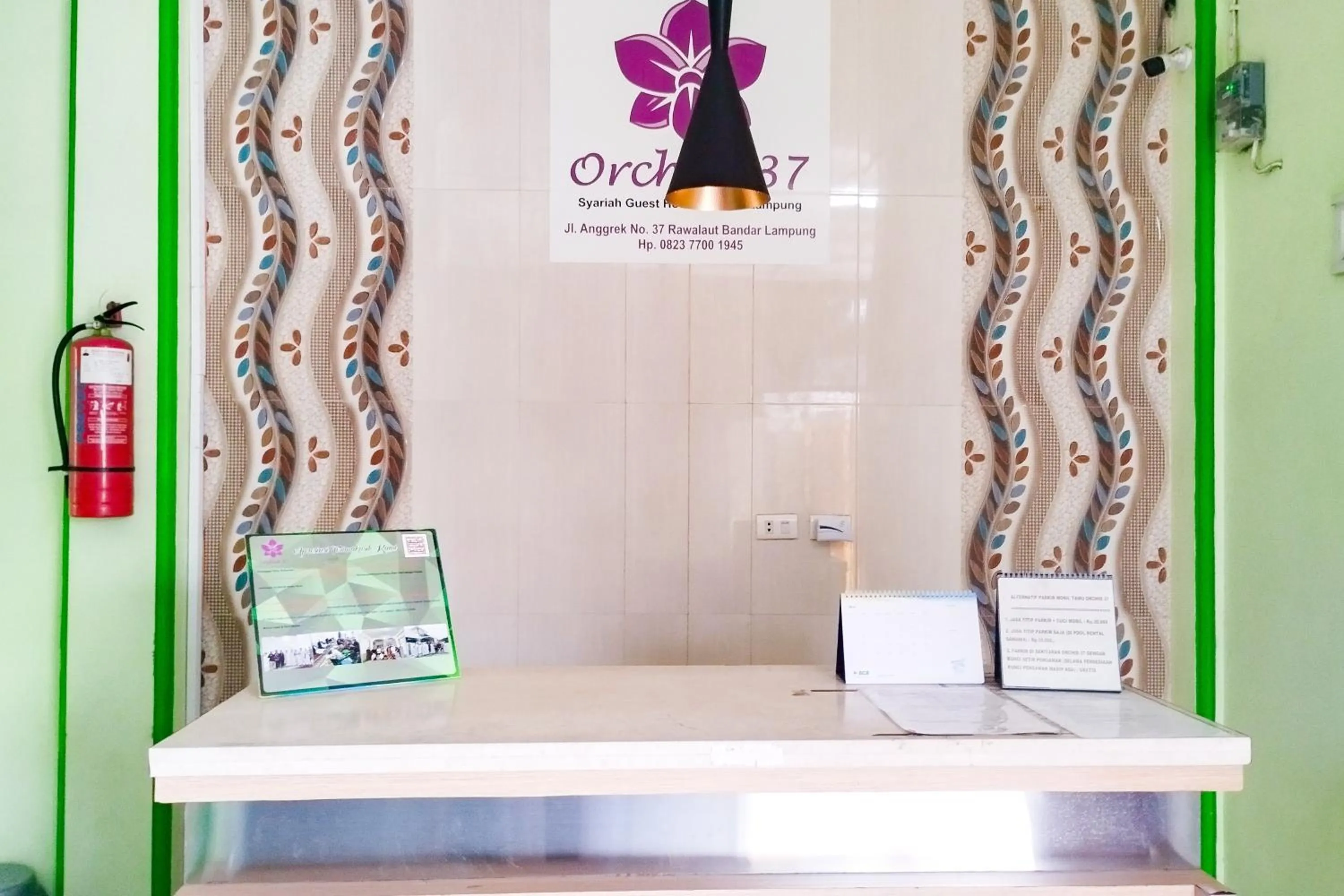 Lobby or reception in RedDoorz Syariah at Shakira Alesha Enggal