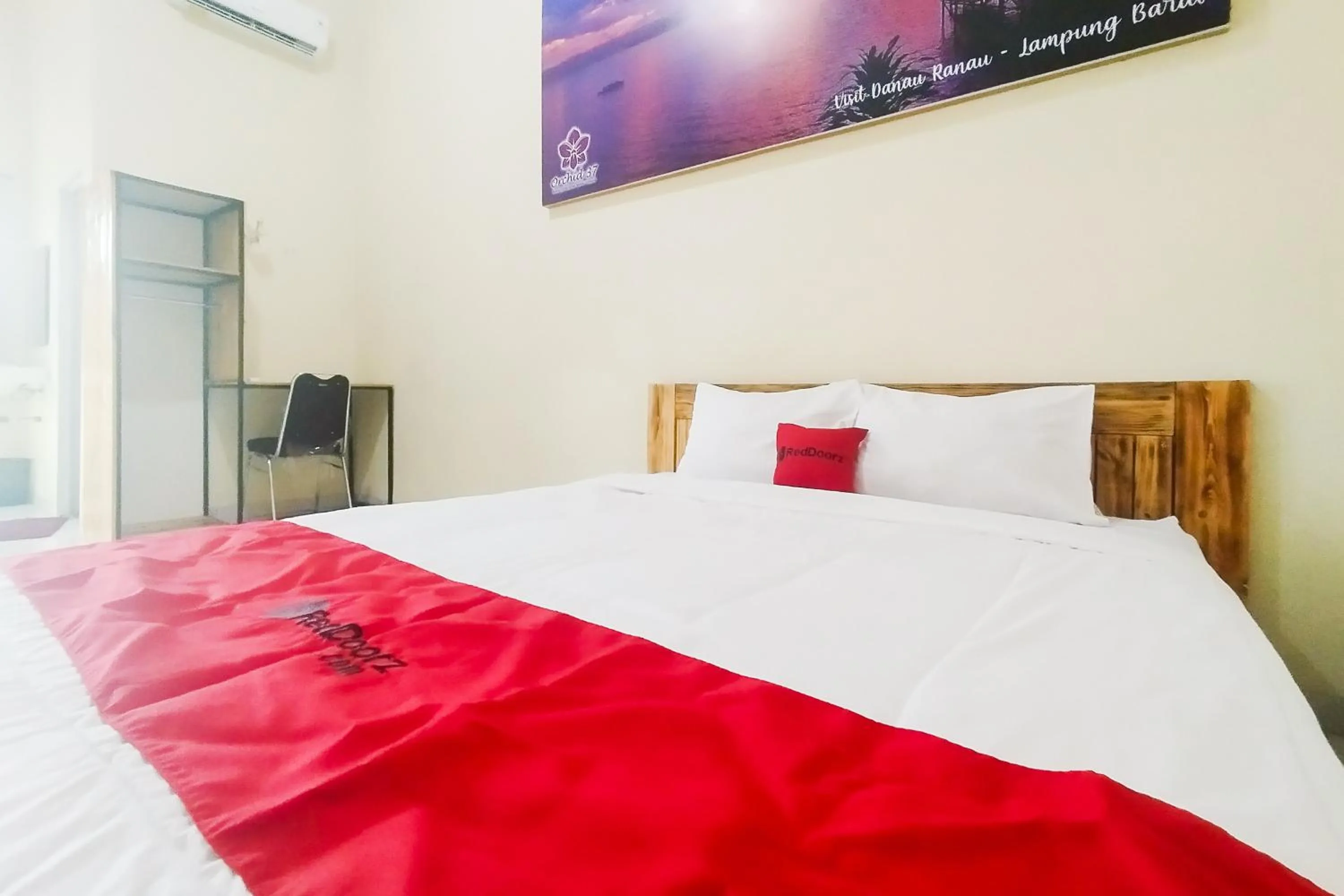 Bed in RedDoorz Syariah at Shakira Alesha Enggal
