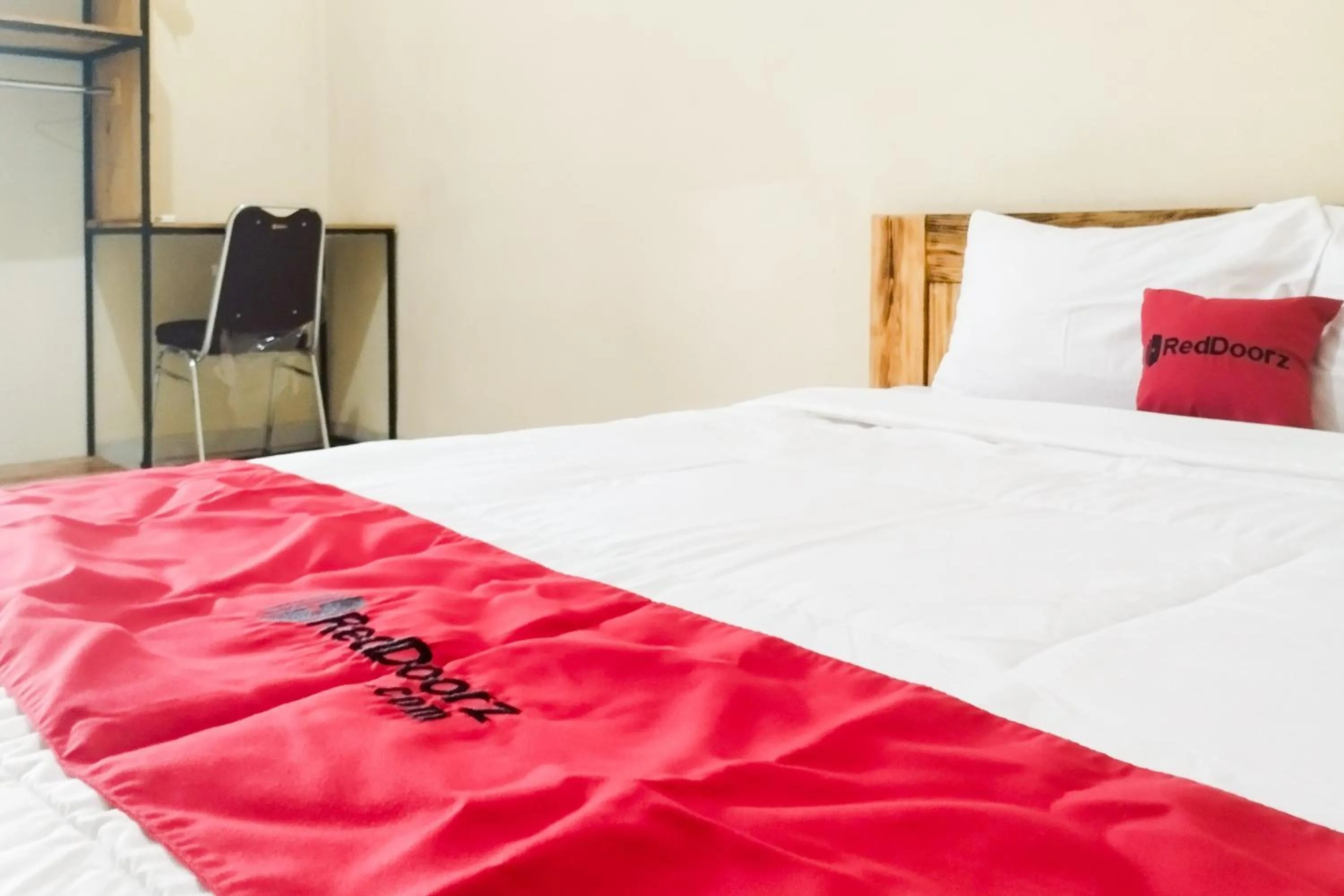 Bed in RedDoorz Syariah at Shakira Alesha Enggal