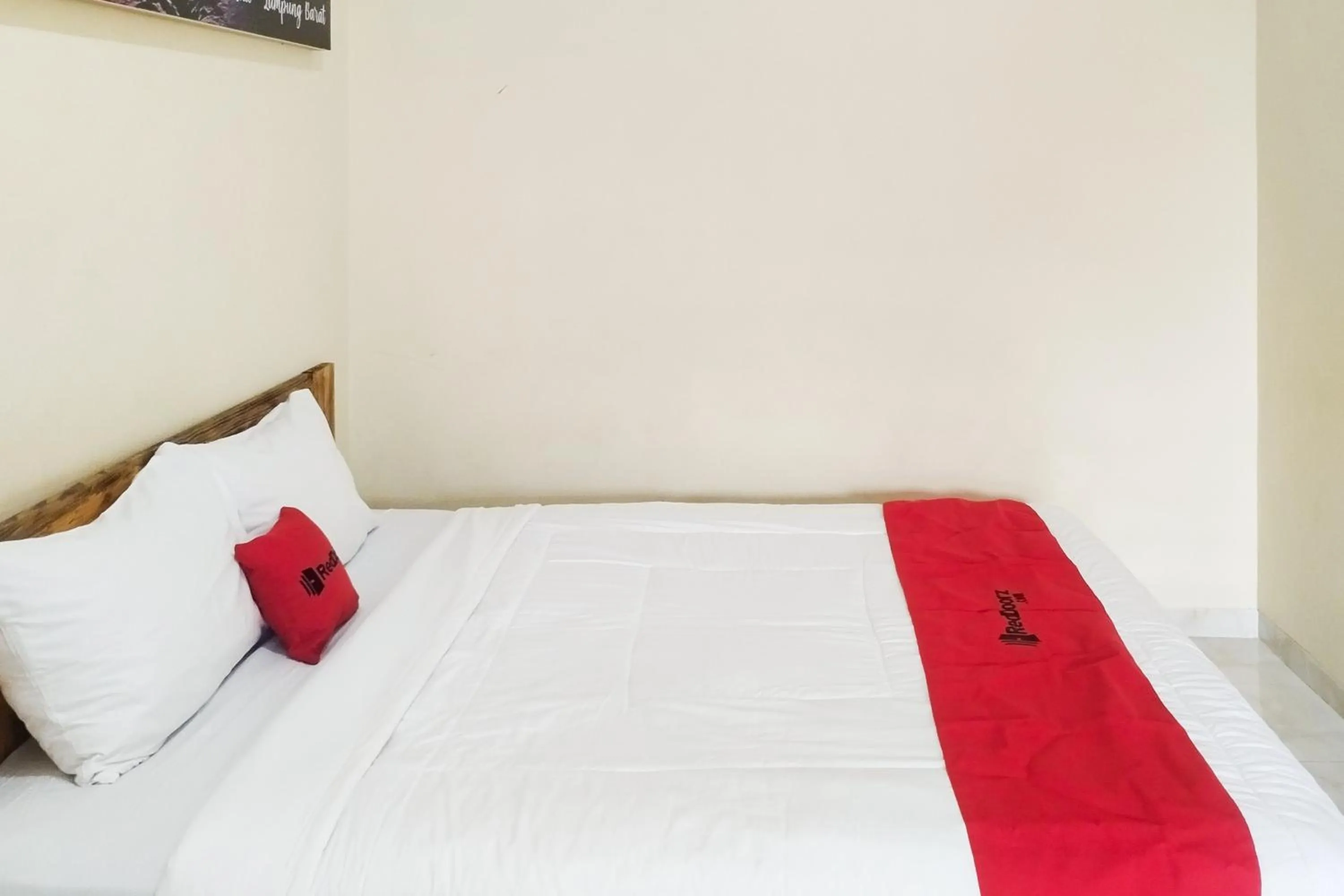 Bed in RedDoorz Syariah at Shakira Alesha Enggal