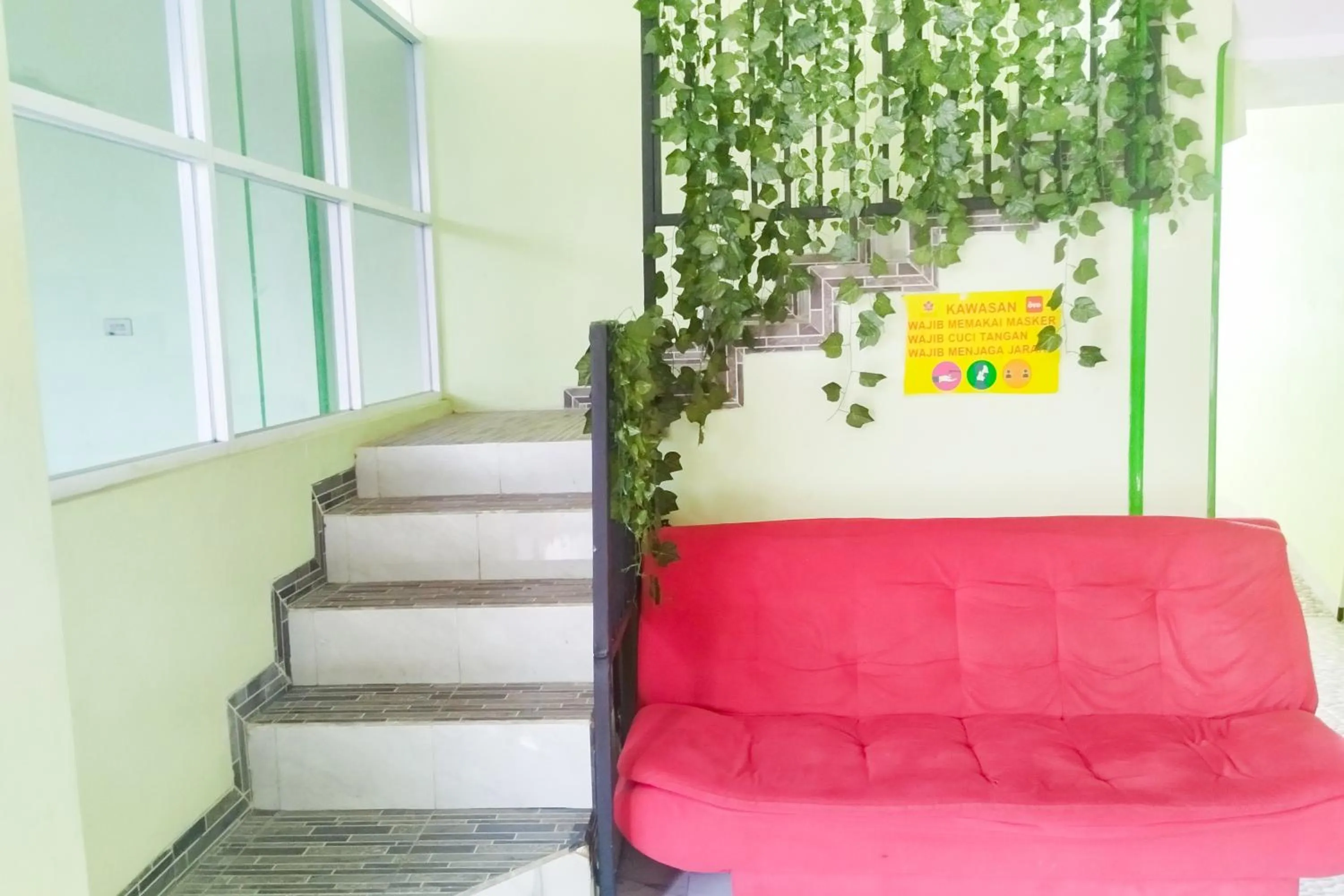Seating area in RedDoorz Syariah at Shakira Alesha Enggal