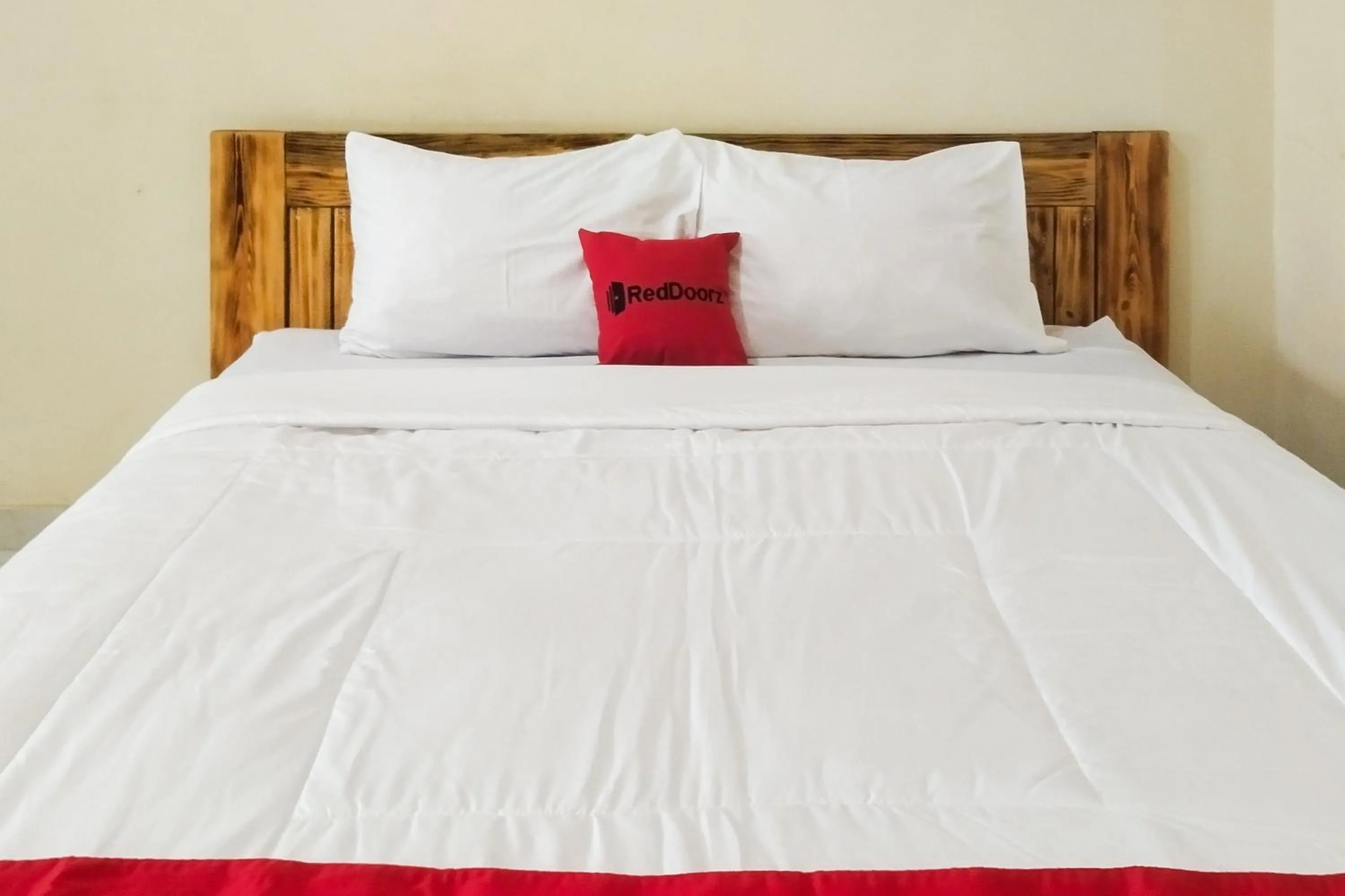 Bed in RedDoorz Syariah at Shakira Alesha Enggal