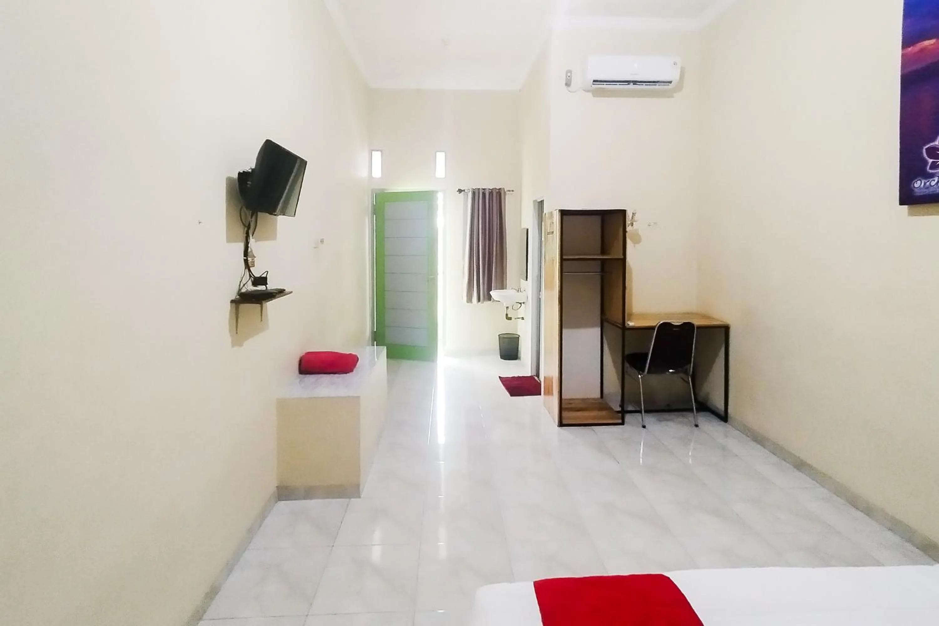 Bedroom, Bed in RedDoorz Syariah at Shakira Alesha Enggal