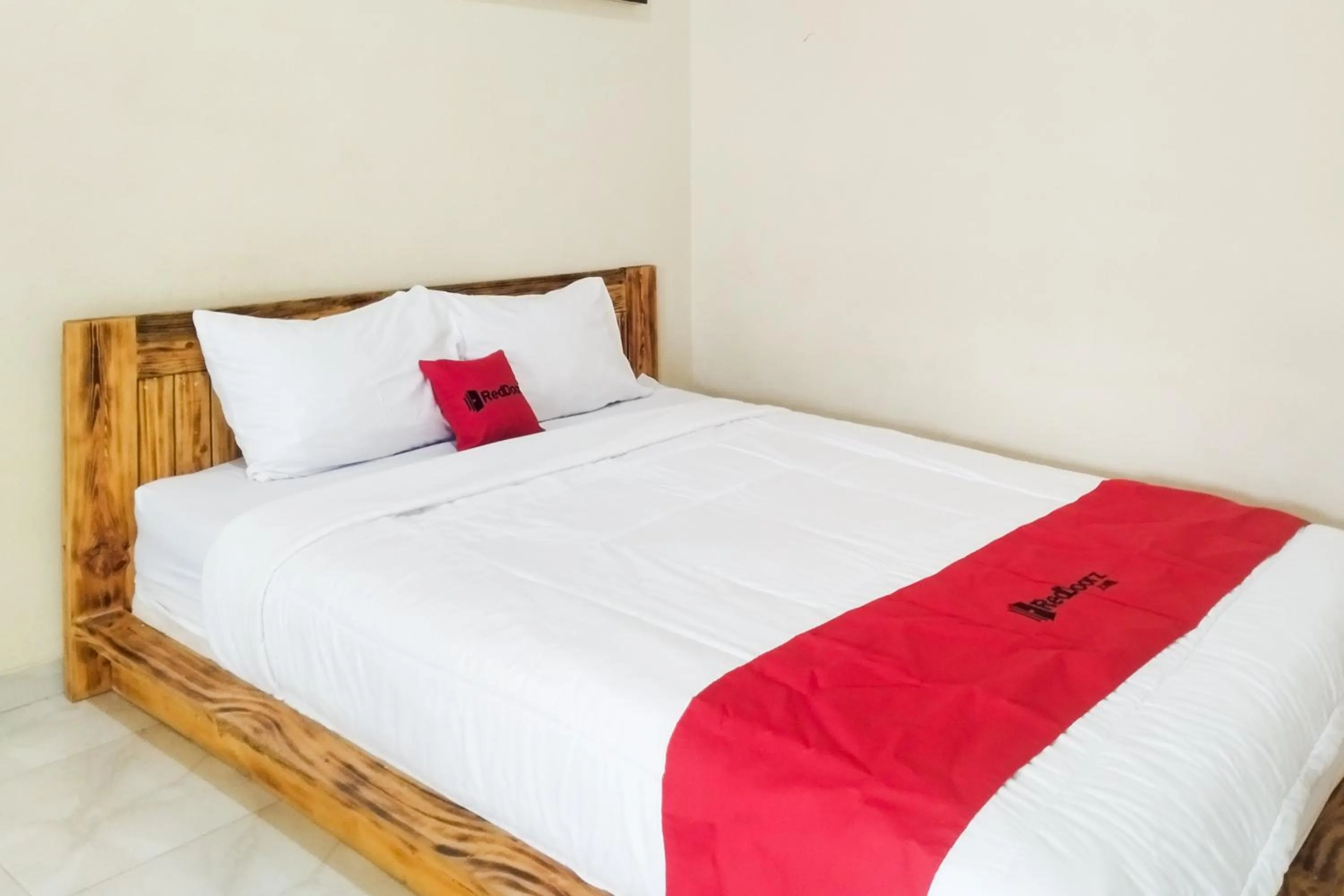 Bed in RedDoorz Syariah at Shakira Alesha Enggal