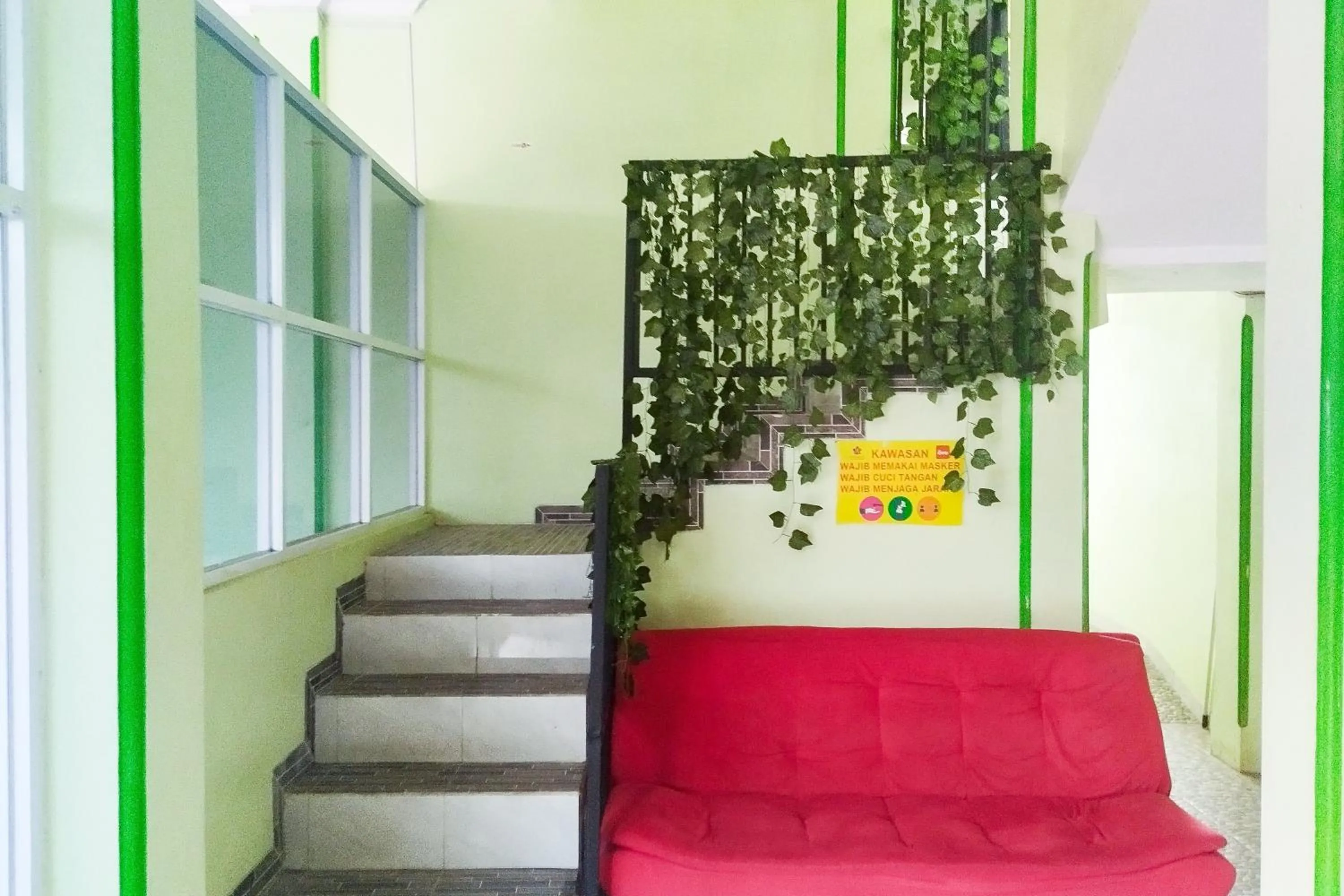 Seating area in RedDoorz Syariah at Shakira Alesha Enggal