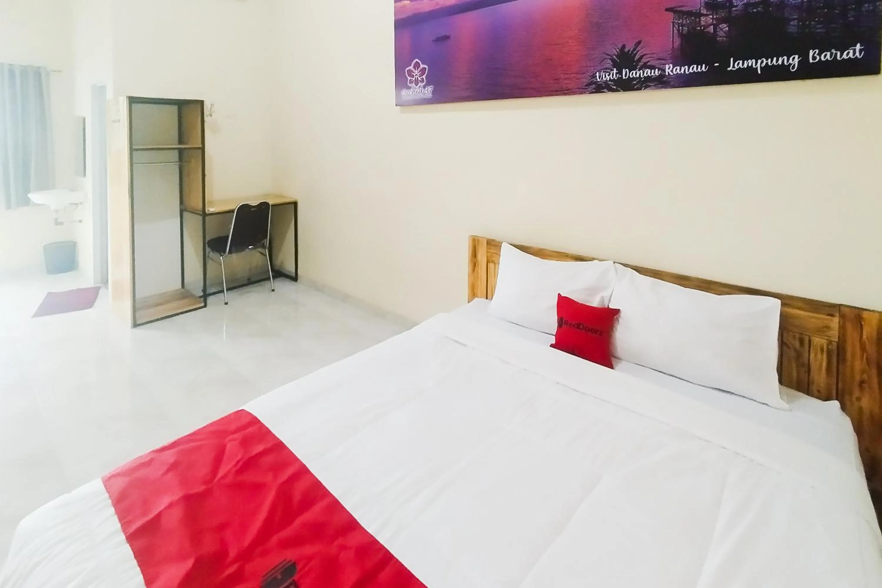 Bed in RedDoorz Syariah at Shakira Alesha Enggal
