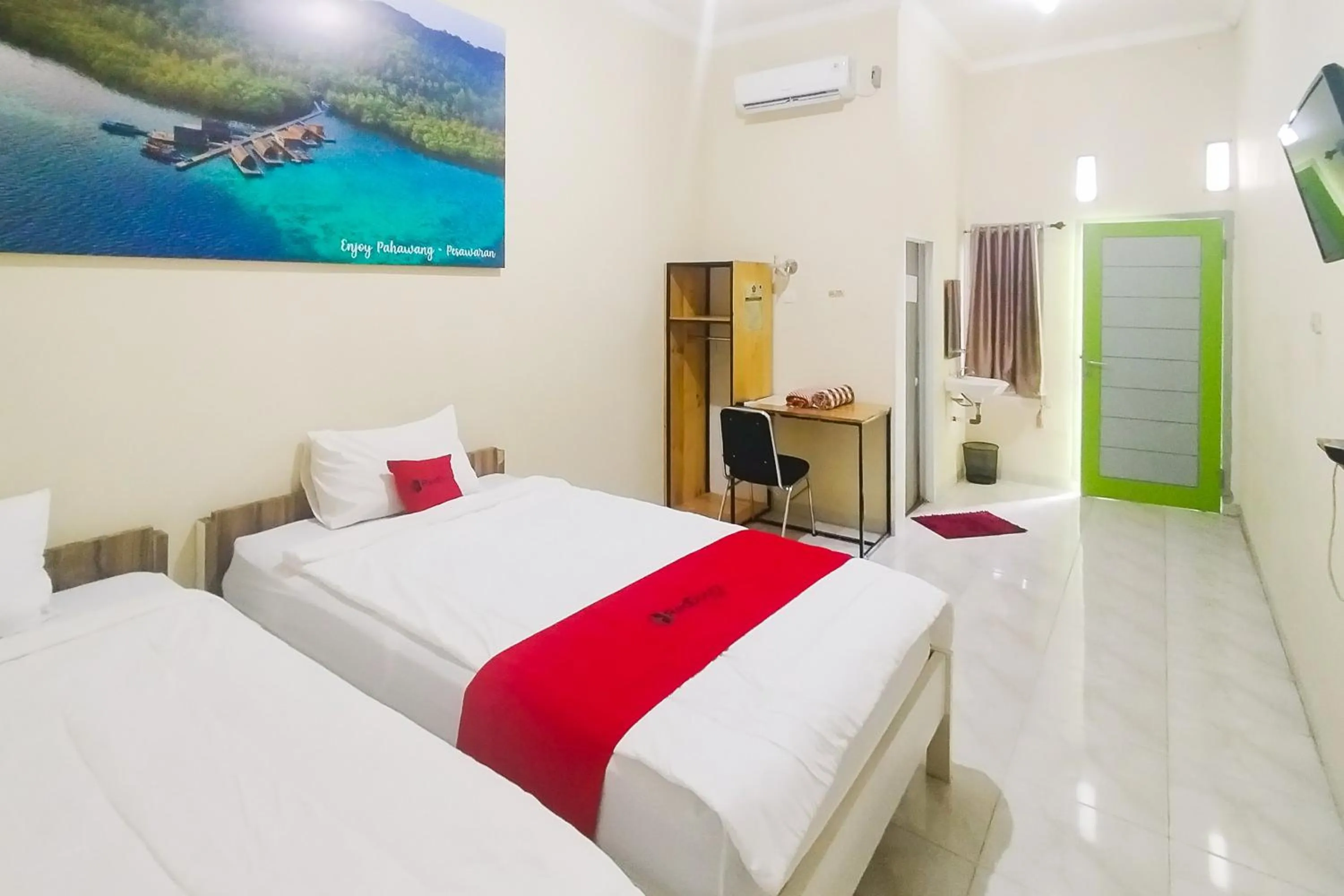 Bed in RedDoorz Syariah at Shakira Alesha Enggal