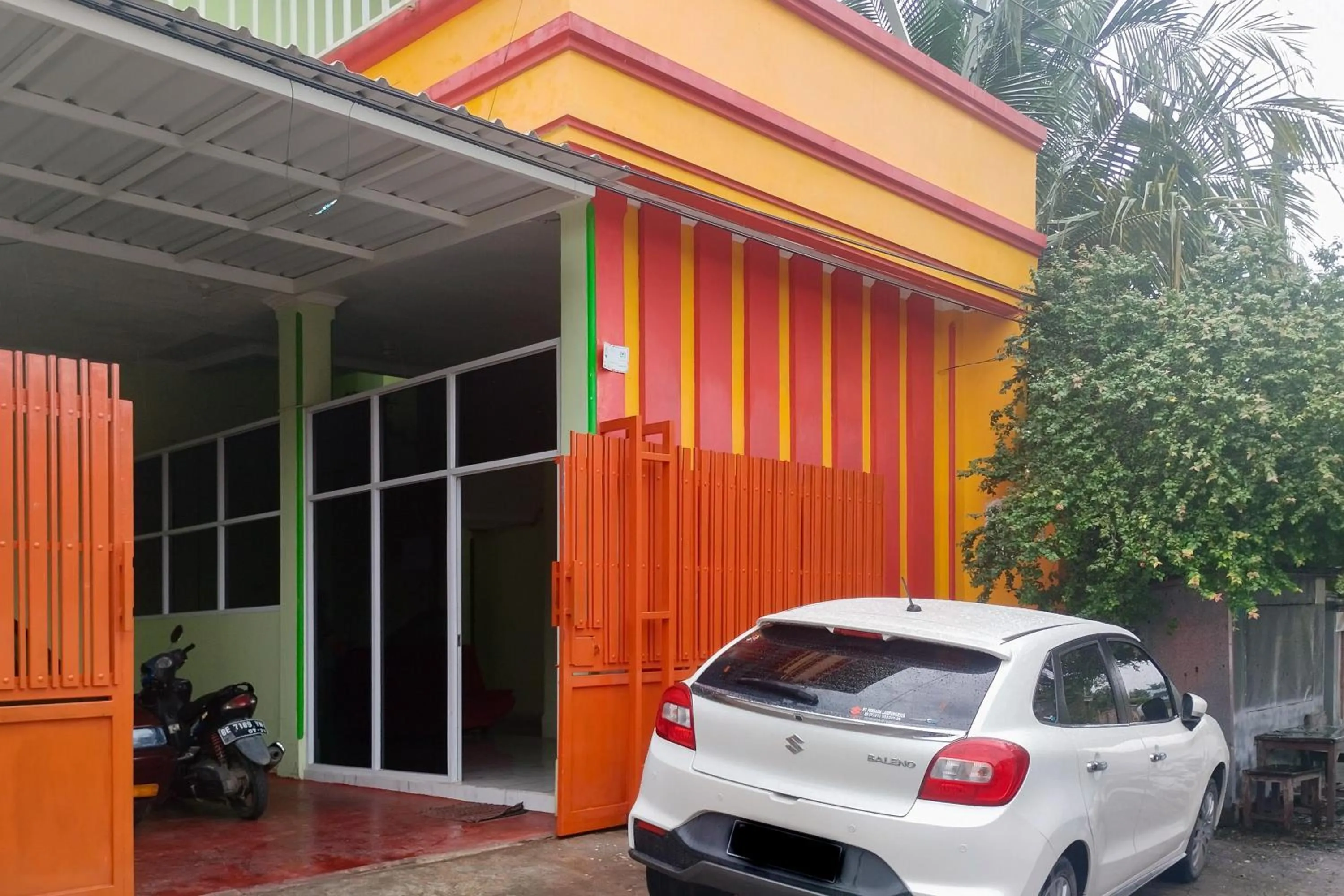 Facade/entrance in RedDoorz Syariah at Shakira Alesha Enggal