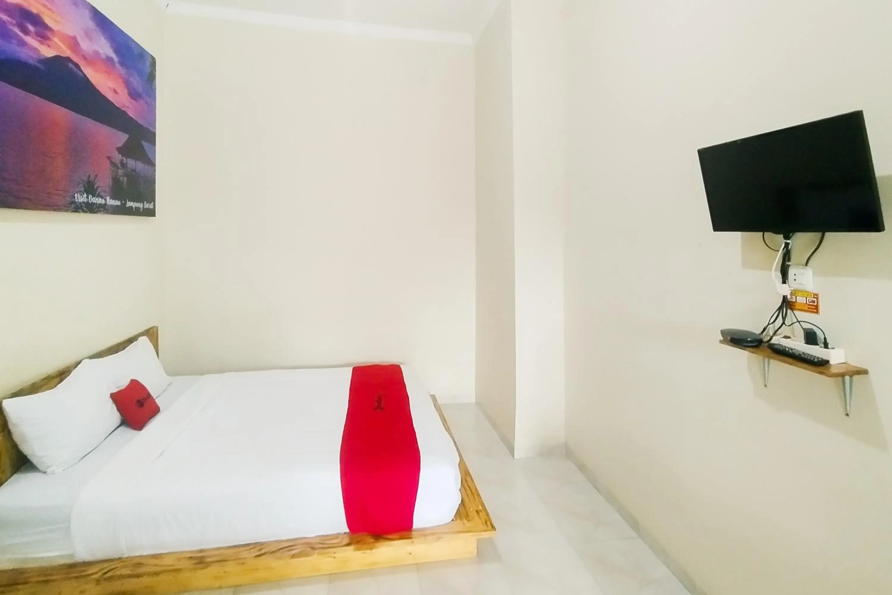 Bed in RedDoorz Syariah at Shakira Alesha Enggal