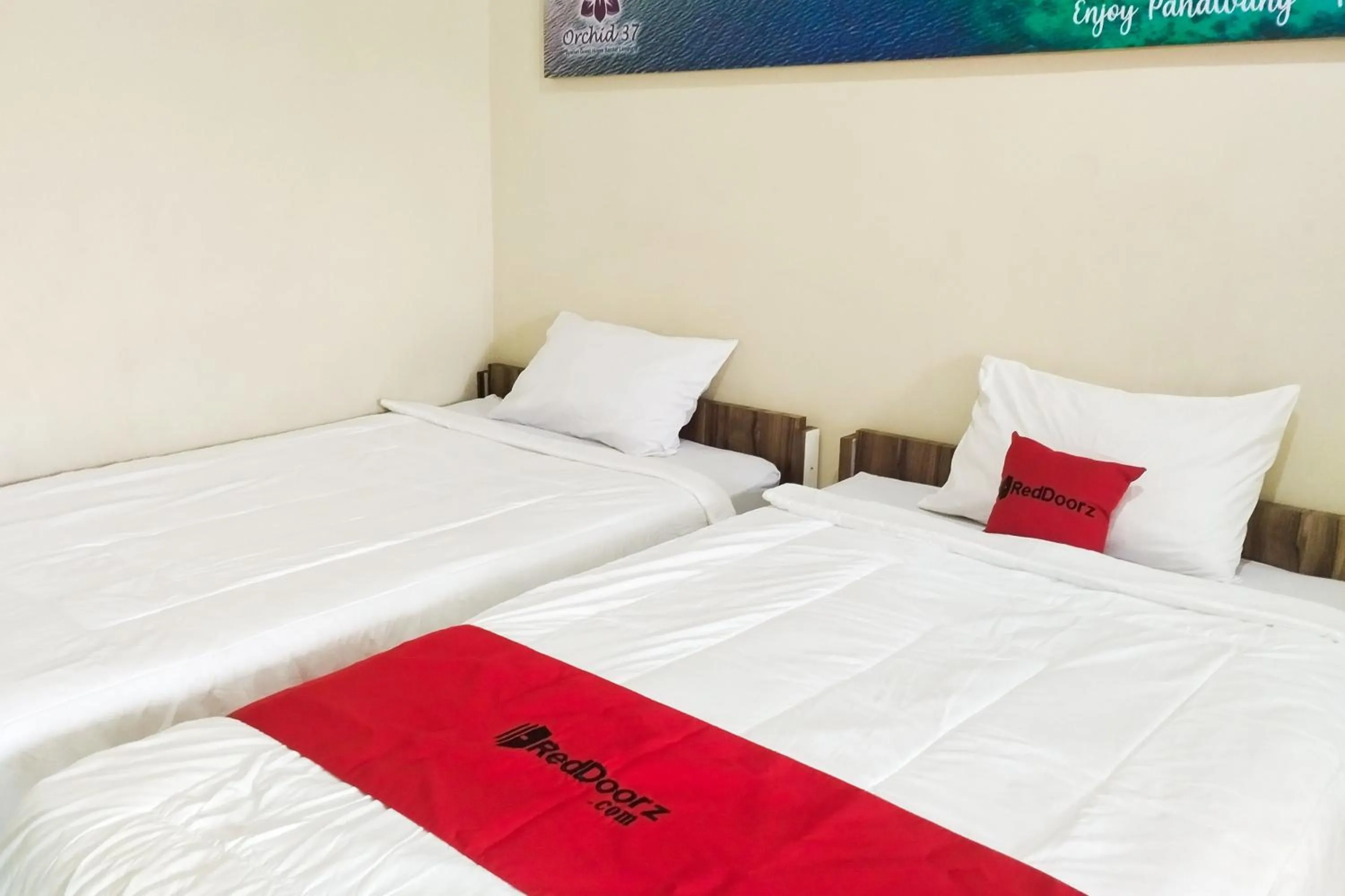 Bed in RedDoorz Syariah at Shakira Alesha Enggal